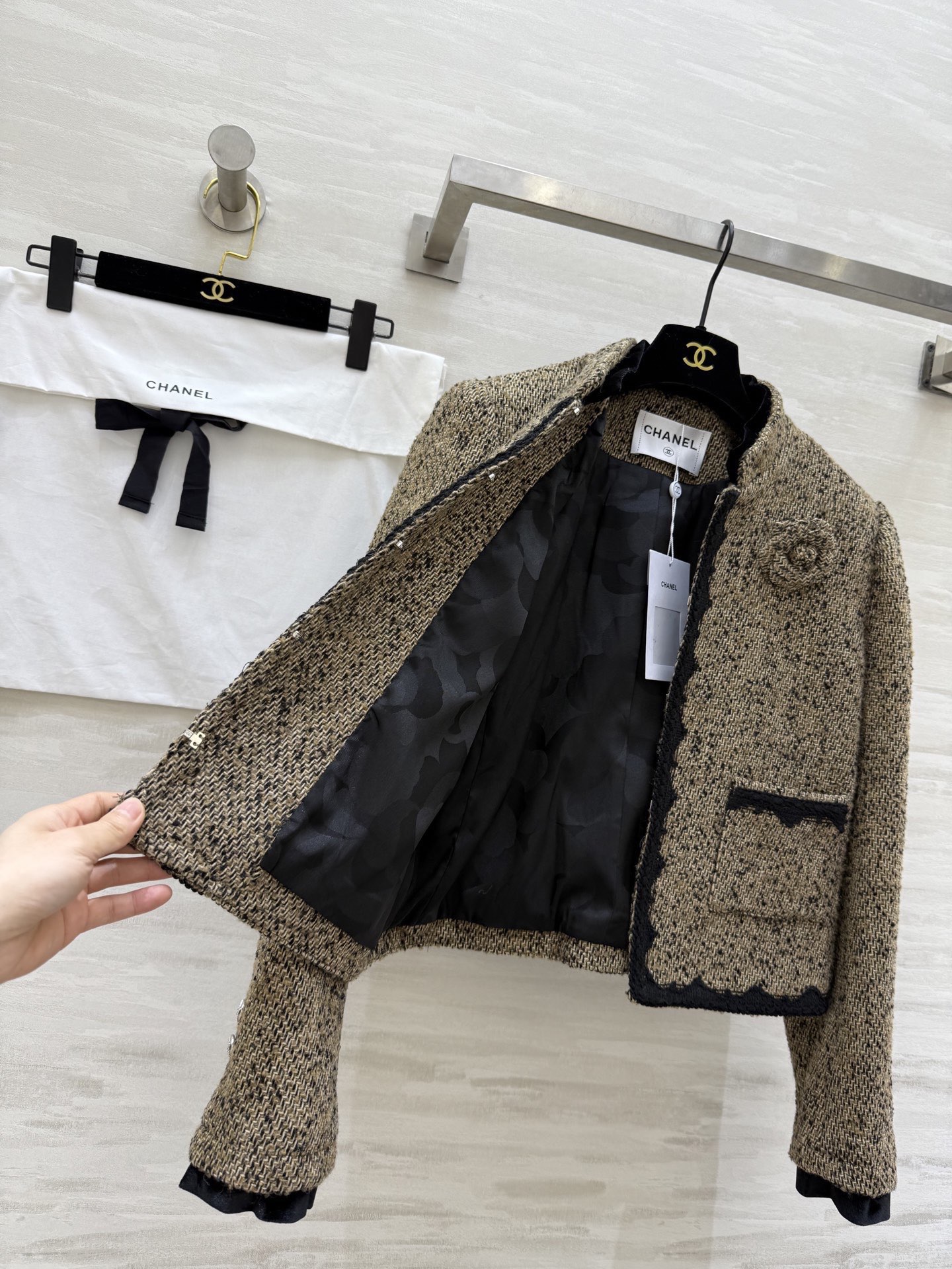 #Chane♡²⁶早春新款 经典粗花呢外套 米色混纺粗花呢 黑色编织边点缀 优雅复古气质满分！胸前山茶花