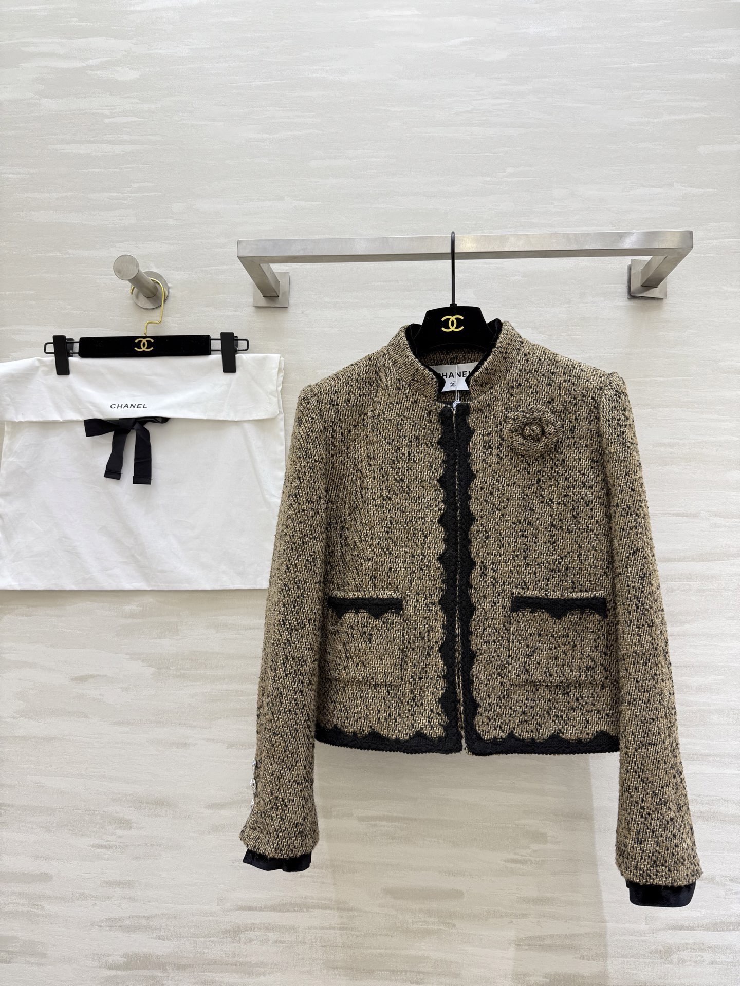 NO:737948,#Chane's new style for early spring is a classic tweed jacket with beige blended tweed and black braided edges. It has a perfect retro style!  The camellia brooch on the chest is very recognizable. The tweed material is full of ladylike temperament!  It can be easily worn for commuting, parties, and formal occasions. It looks great with skirts or high-waisted pants!  It’s easy to get celebrity style! High-quality customization, available in stock first size S/M/L (S size bust 90, length 49), chanel, skirts, jackets & coats, brooch, breastpin,19860909#Chane早春新款 经典粗花呢外套 米色混纺粗花呢 黑色编织边点缀 优雅复古气质满分！胸前山茶花胸针超有辨识度 粗花呢材质名媛气质十足！通勤、聚会、正式场合都能轻松驾驭 搭配裙装或高腰裤都很出彩！名媛风轻松get!高品质定制 现货首发sizeS/M/L（s码胸围90,衣长49）,,chanel,skirts,jackets & coats,brooch，breastpin,,Women's clothing