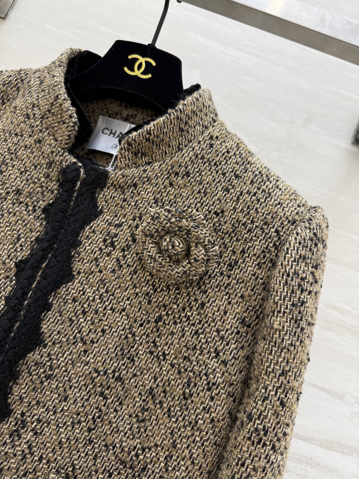 #Chane♡²⁶早春新款 经典粗花呢外套 米色混纺粗花呢 黑色编织边点缀 优雅复古气质满分！胸前山茶花