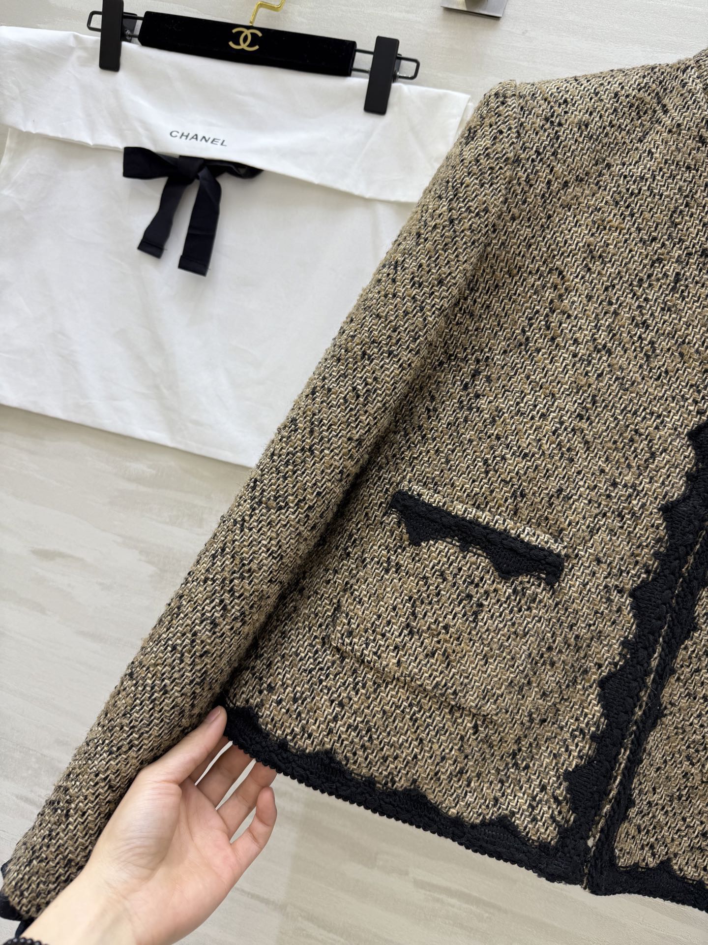 #Chane♡²⁶早春新款 经典粗花呢外套 米色混纺粗花呢 黑色编织边点缀 优雅复古气质满分！胸前山茶花