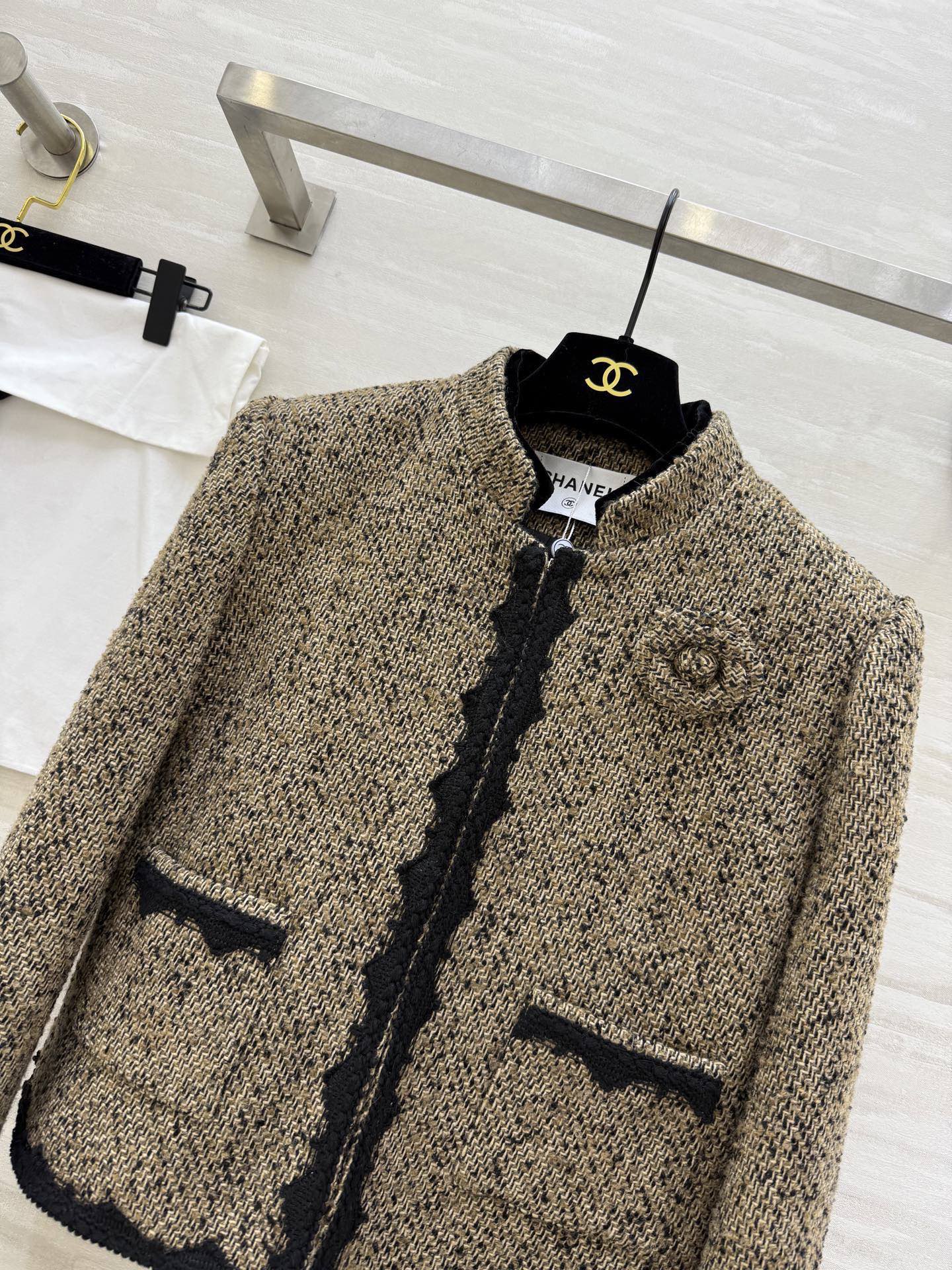 #Chane♡²⁶早春新款 经典粗花呢外套 米色混纺粗花呢 黑色编织边点缀 优雅复古气质满分！胸前山茶花