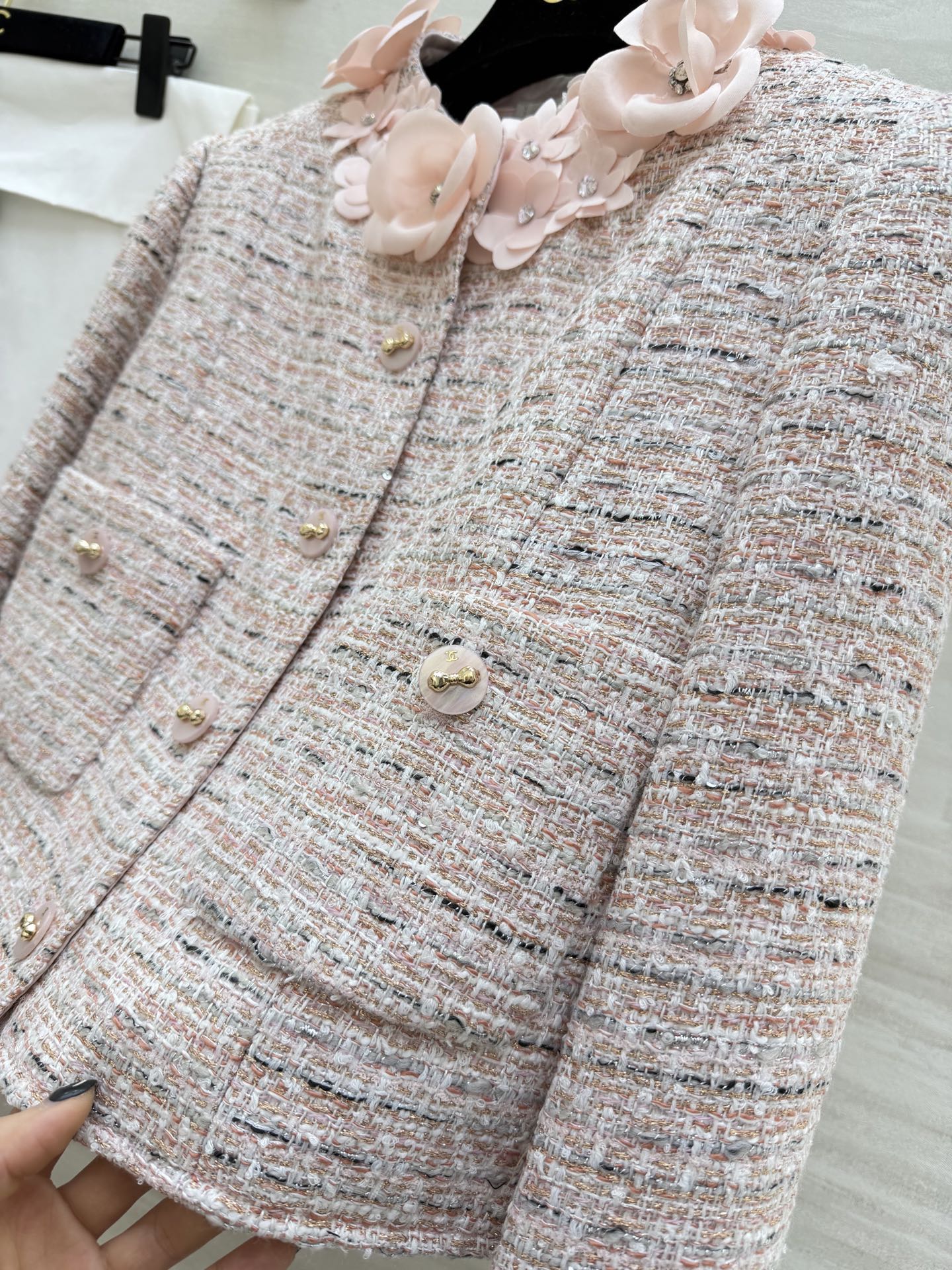 #Chane♡²⁶早春新款 高级立体花朵点缀羊毛混纺花呢外套 高品质定制 现货首发size：S/M/L（