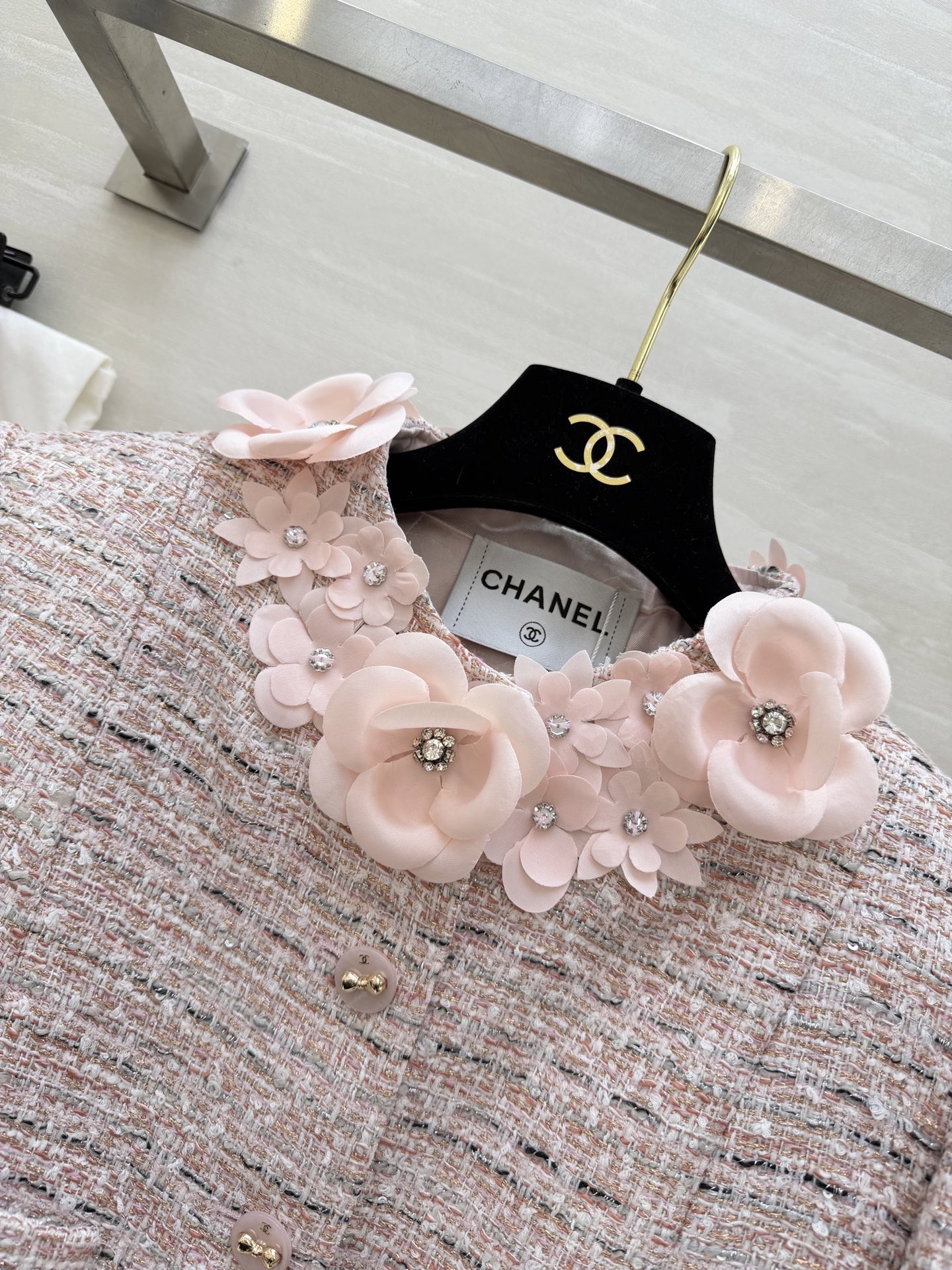 #Chane♡²⁶早春新款 高级立体花朵点缀羊毛混纺花呢外套 高品质定制 现货首发size：S/M/L（