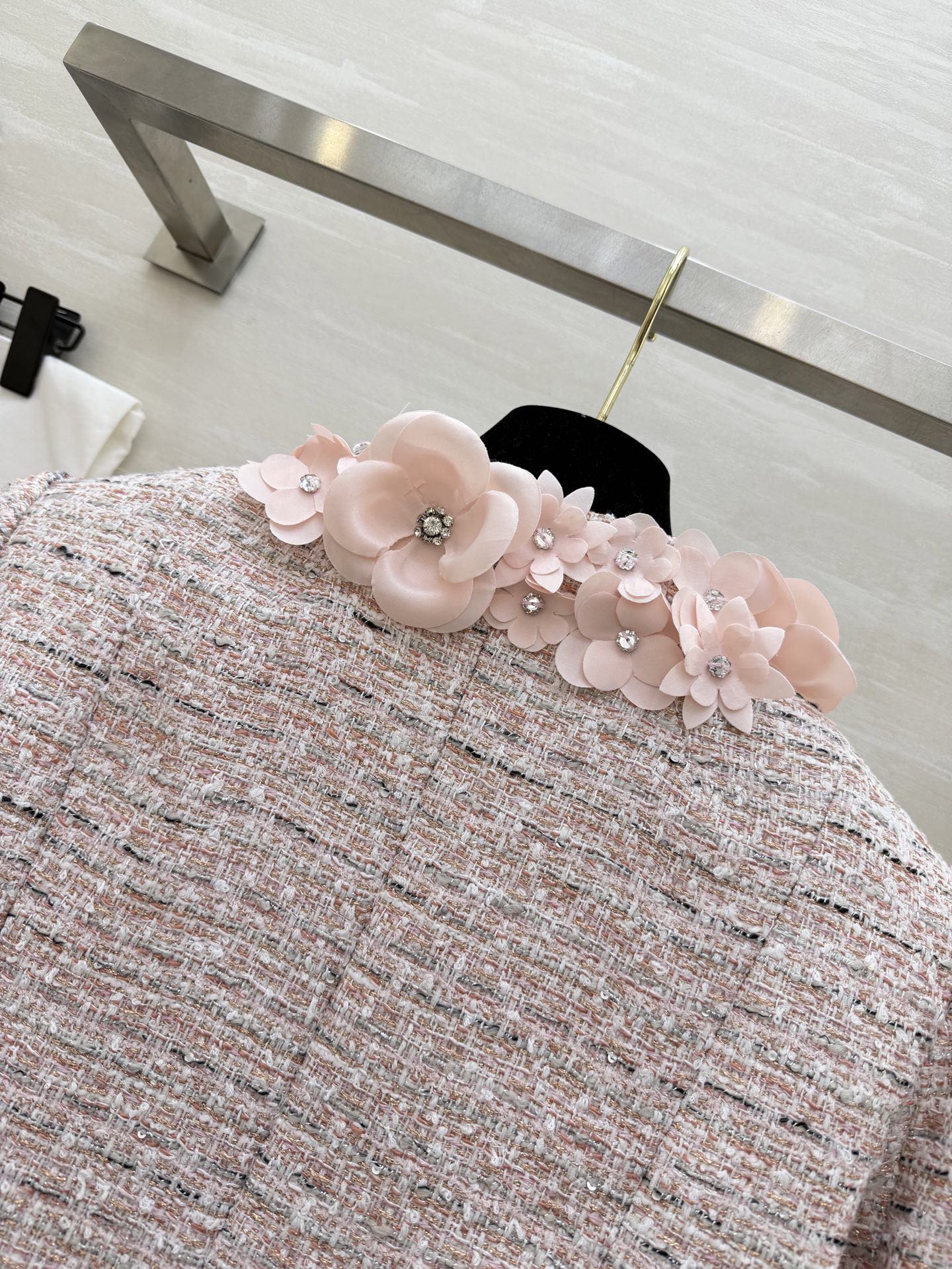 #Chane♡²⁶早春新款 高级立体花朵点缀羊毛混纺花呢外套 高品质定制 现货首发size：S/M/L（