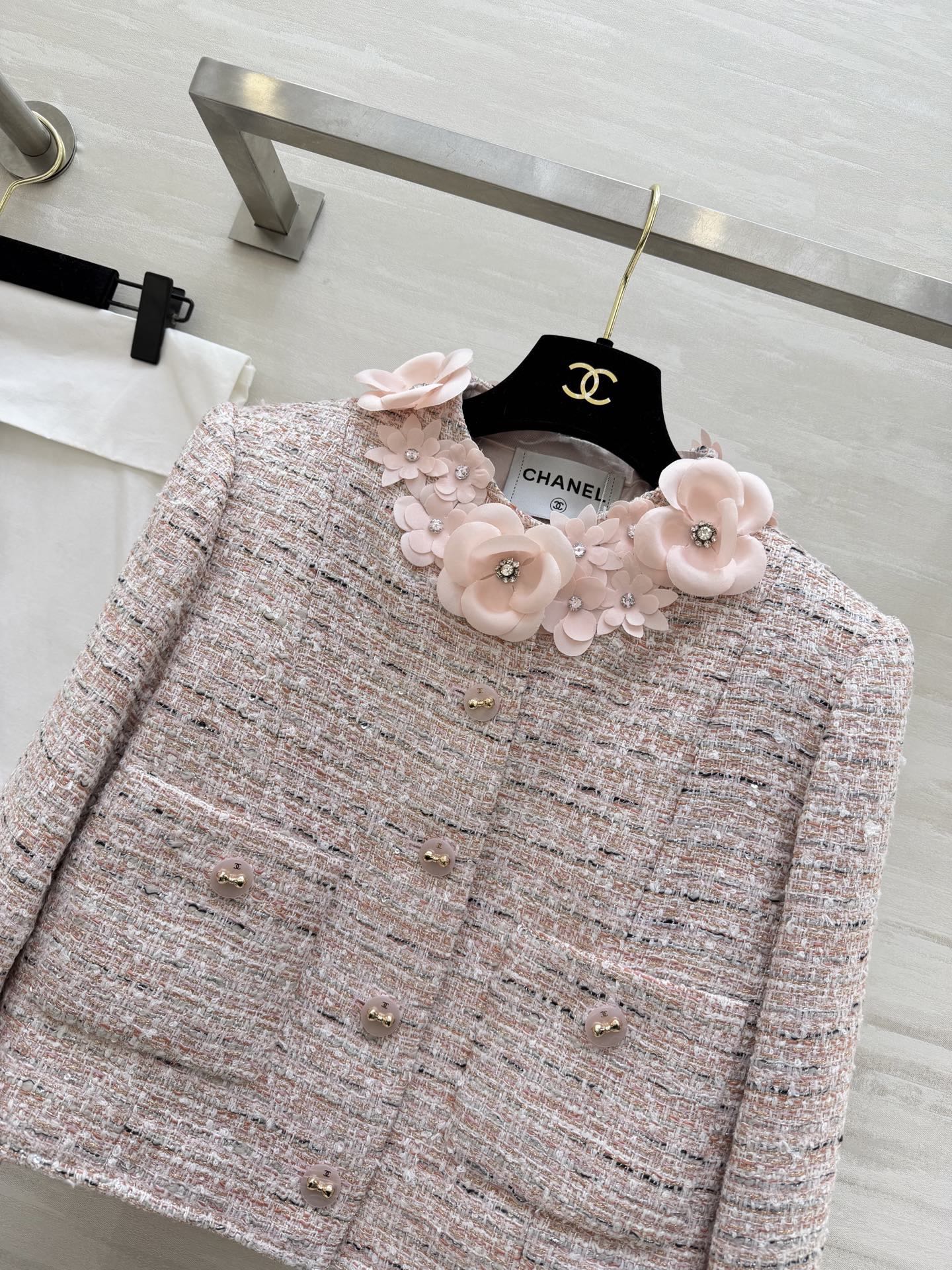 #Chane♡²⁶早春新款 高级立体花朵点缀羊毛混纺花呢外套 高品质定制 现货首发size：S/M/L（