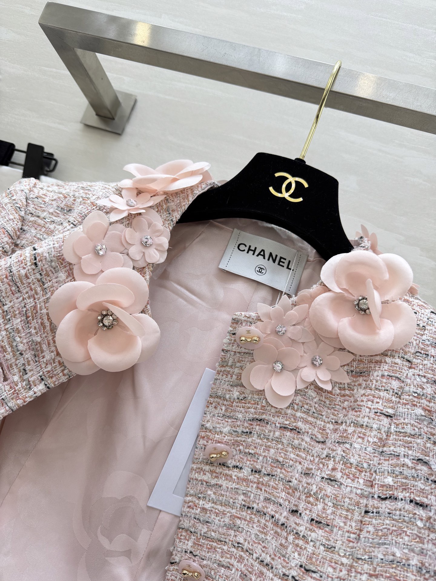 #Chane♡²⁶早春新款 高级立体花朵点缀羊毛混纺花呢外套 高品质定制 现货首发size：S/M/L（