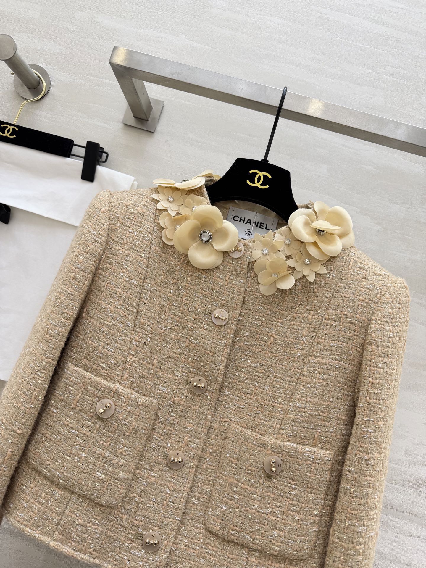 #Chane♡²⁶早春新款 高级立体花朵点缀羊毛混纺花呢外套 高品质定制 现货首发size：S/M/L（