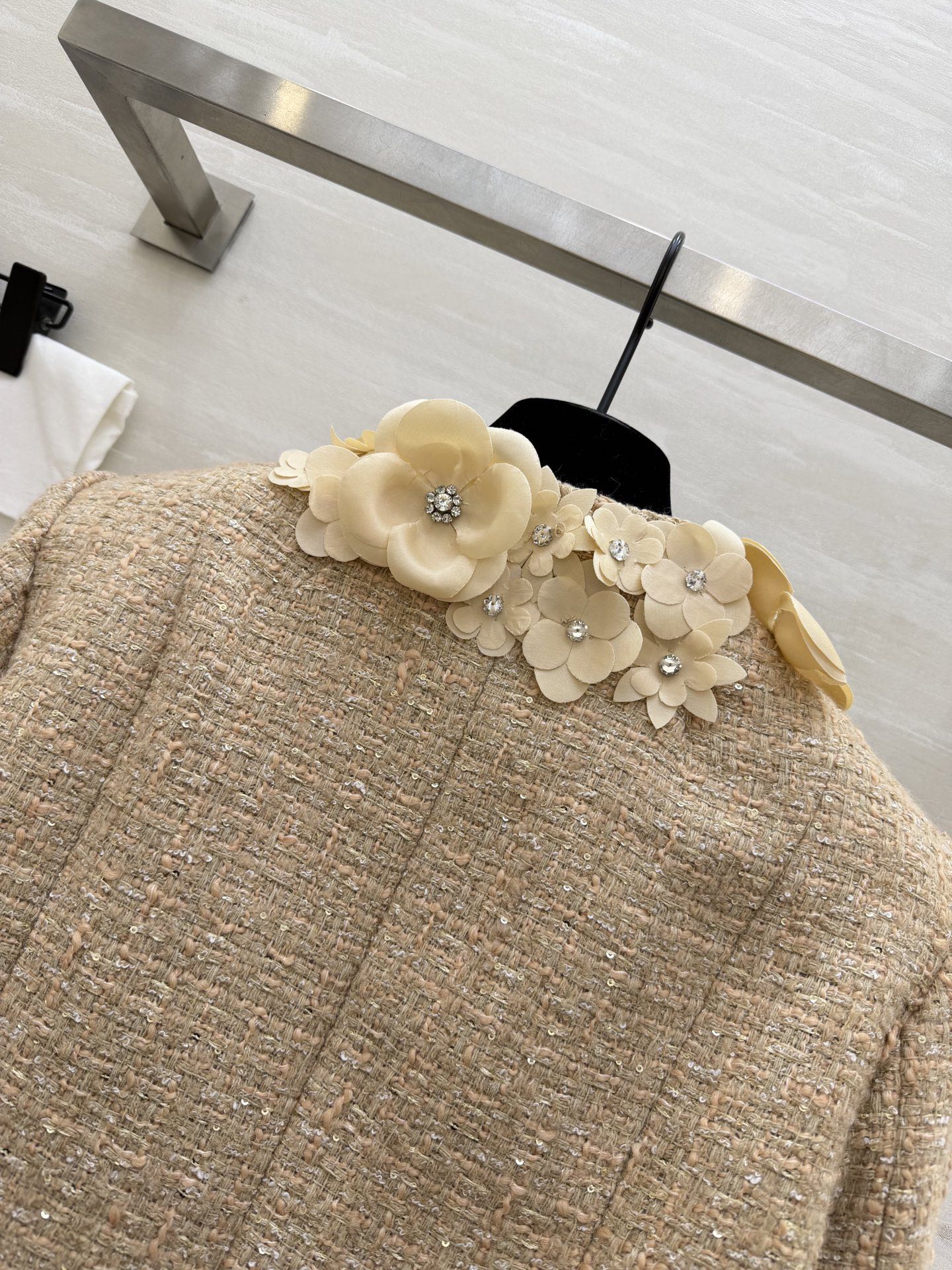 #Chane♡²⁶早春新款 高级立体花朵点缀羊毛混纺花呢外套 高品质定制 现货首发size：S/M/L（