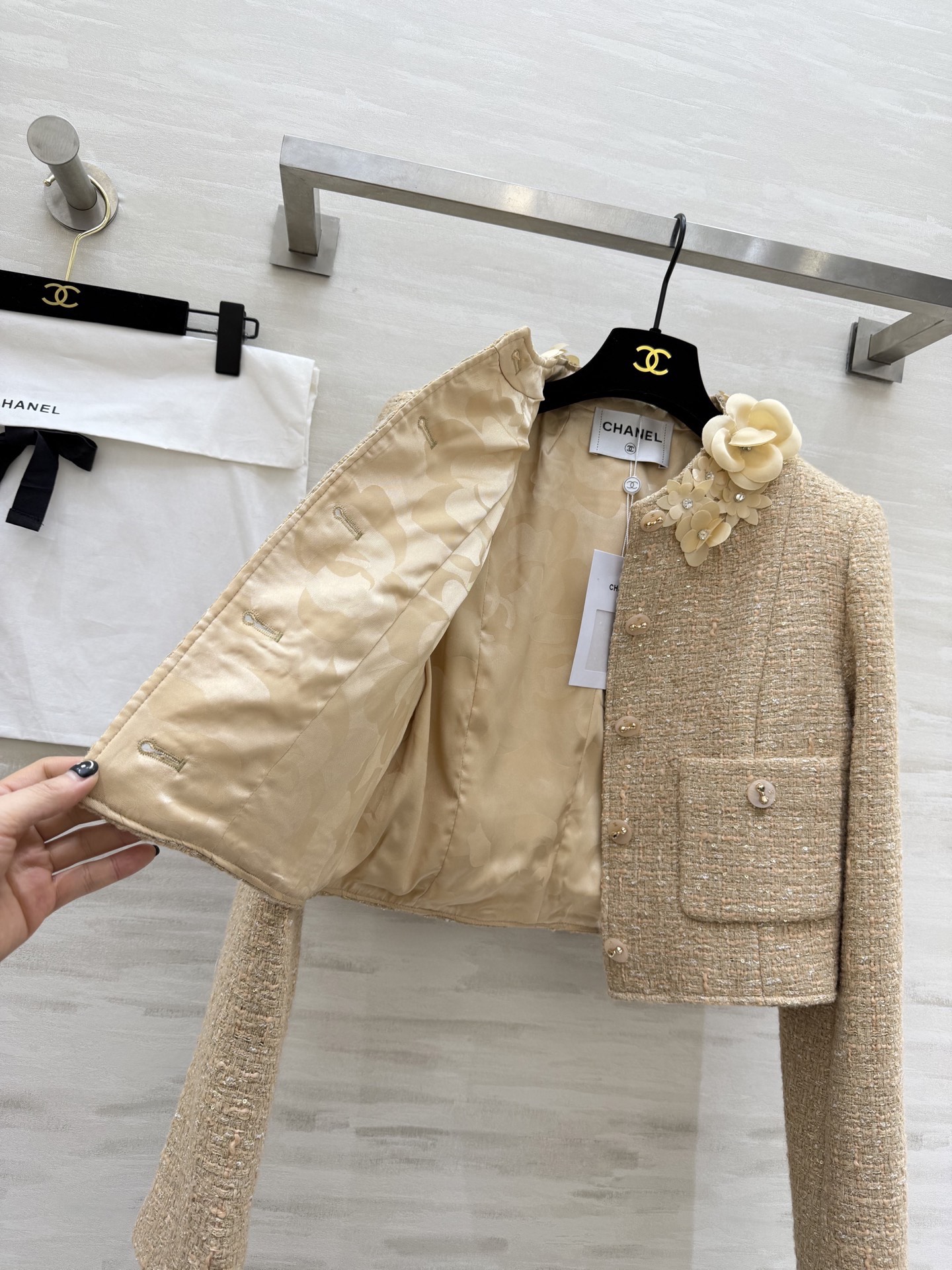 #Chane♡²⁶早春新款 高级立体花朵点缀羊毛混纺花呢外套 高品质定制 现货首发size：S/M/L（