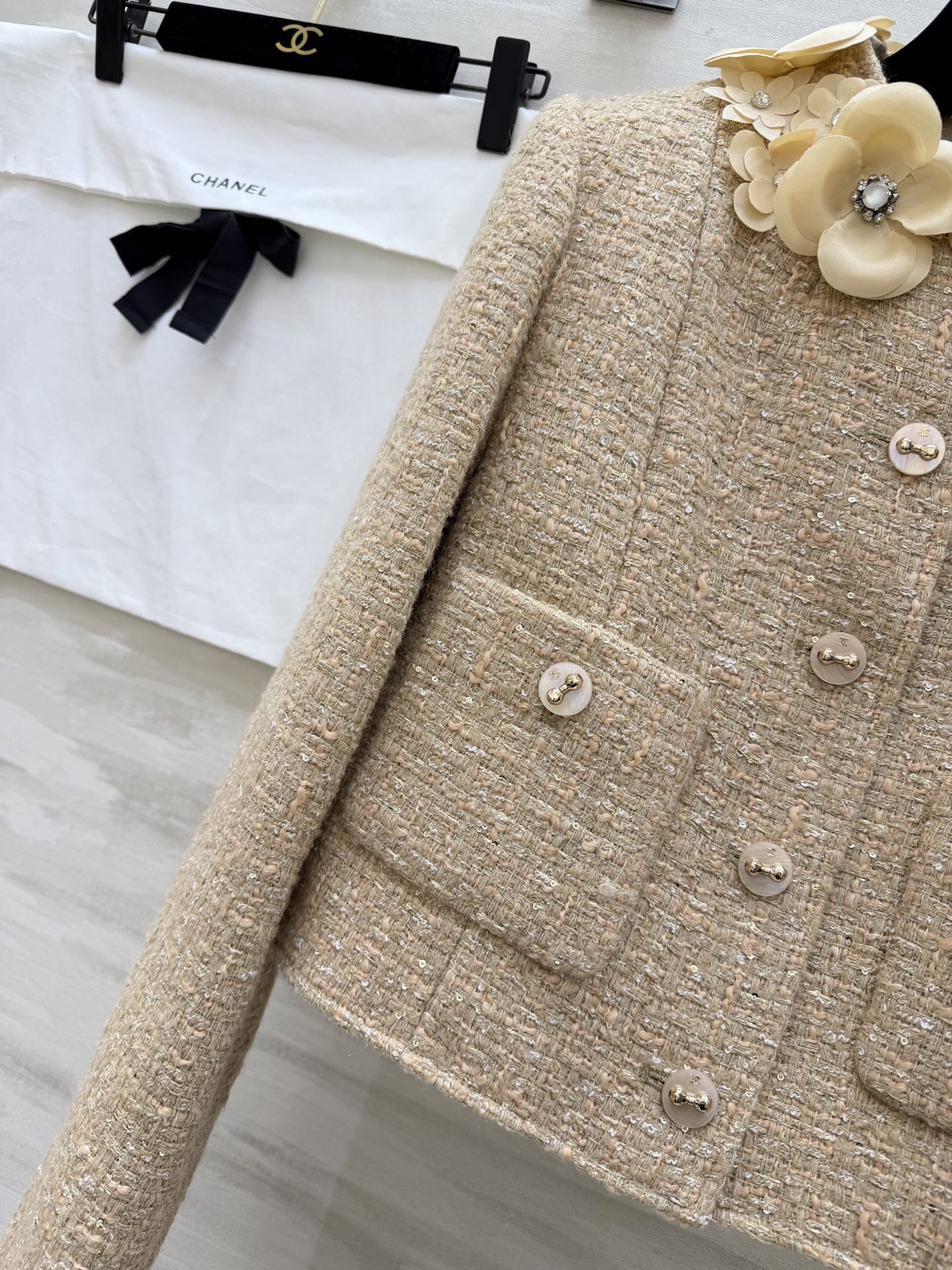 #Chane♡²⁶早春新款 高级立体花朵点缀羊毛混纺花呢外套 高品质定制 现货首发size：S/M/L（