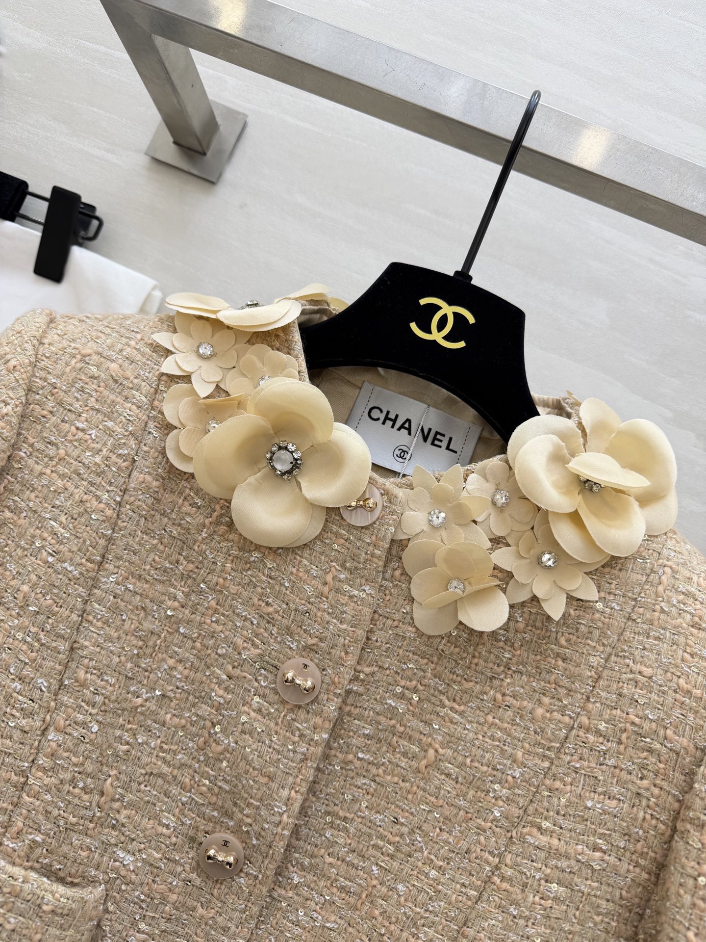 #Chane♡²⁶早春新款 高级立体花朵点缀羊毛混纺花呢外套 高品质定制 现货首发size：S/M/L（