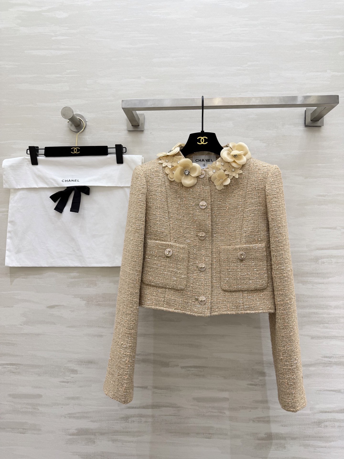 NO:737941,#Chane Early spring new style, high-end three-dimensional flower-embellished wool blended tweed jacket, high-quality customization, ready for sale, sizeS/M/L (S size shoulder width 36, bust 96, length 40),,chanel,jackets & coats,19860909#Chane早春新款 高级立体花朵点缀羊毛混纺花呢外套 高品质定制 现货首发sizeS/M/L（s码肩宽36,胸围96,衣长40）,,chanel,jackets & coats,,Women's clothing