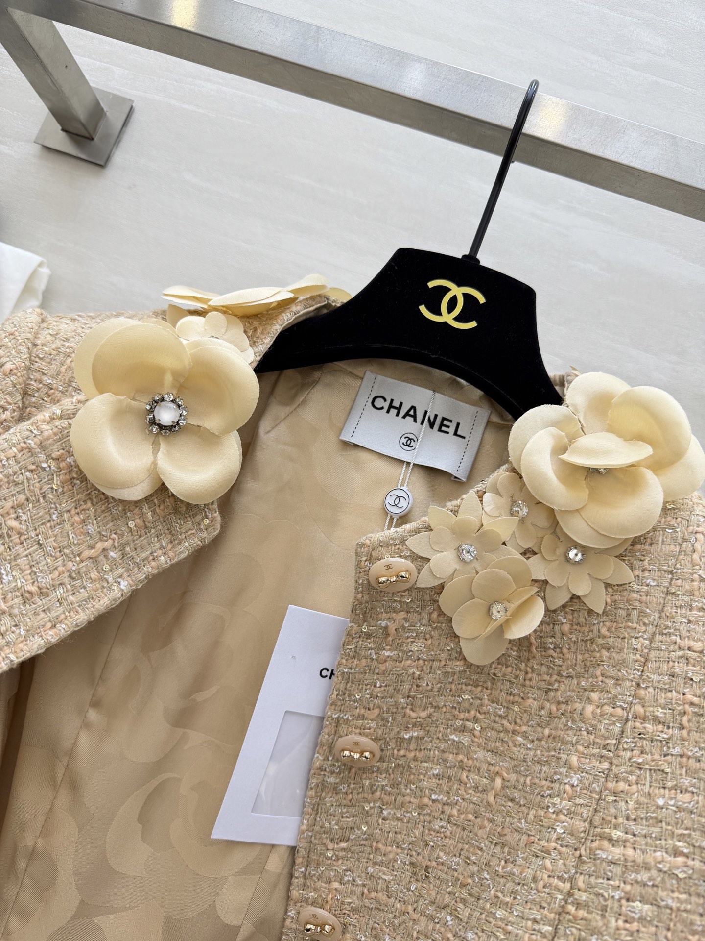 #Chane♡²⁶早春新款 高级立体花朵点缀羊毛混纺花呢外套 高品质定制 现货首发size：S/M/L（