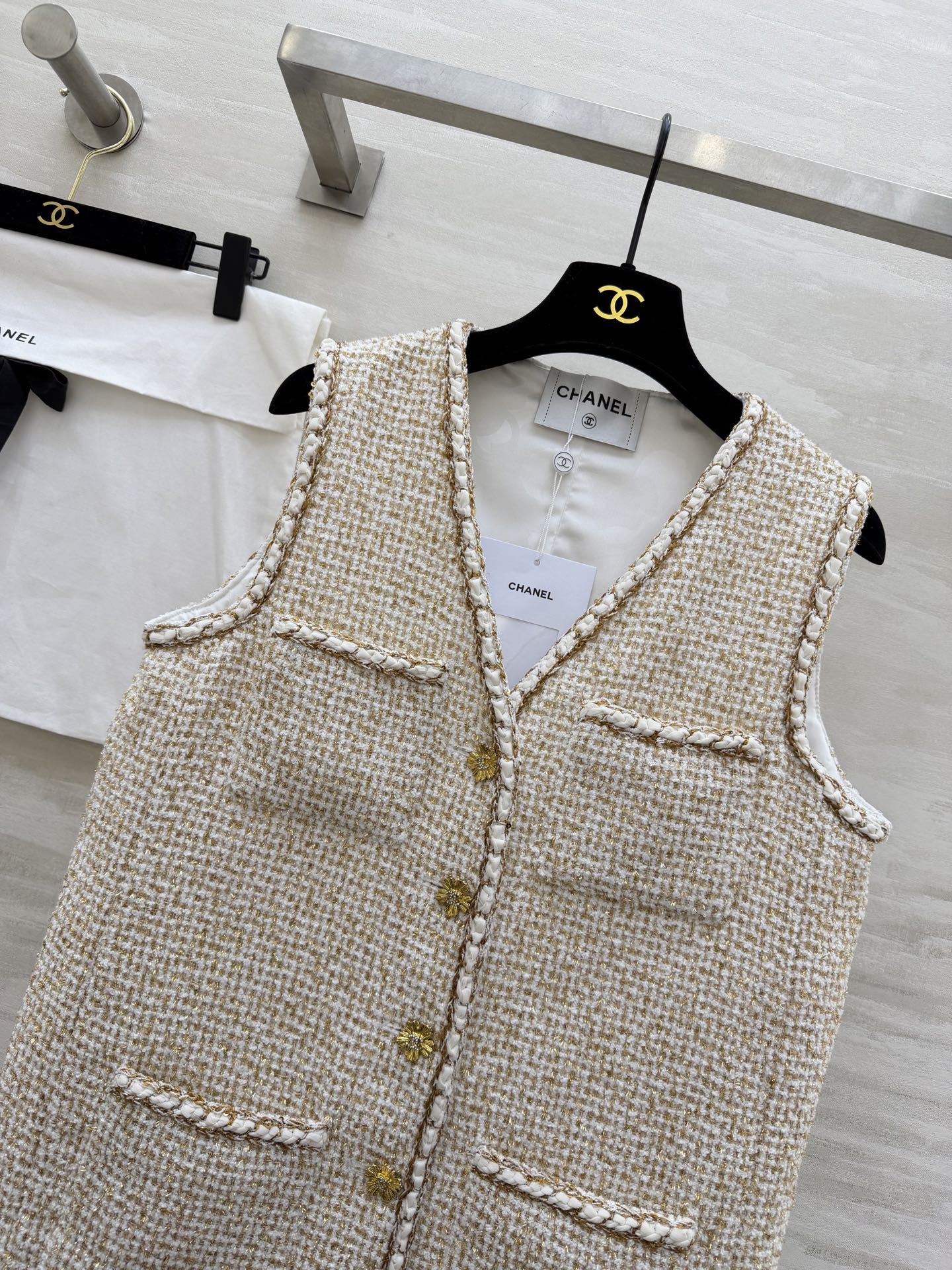 #Chane♡²⁶C 早春系列 金丝米白色马甲 粗花呢编织+金色丝线 低调奢华感满满！无袖V领设计 开模