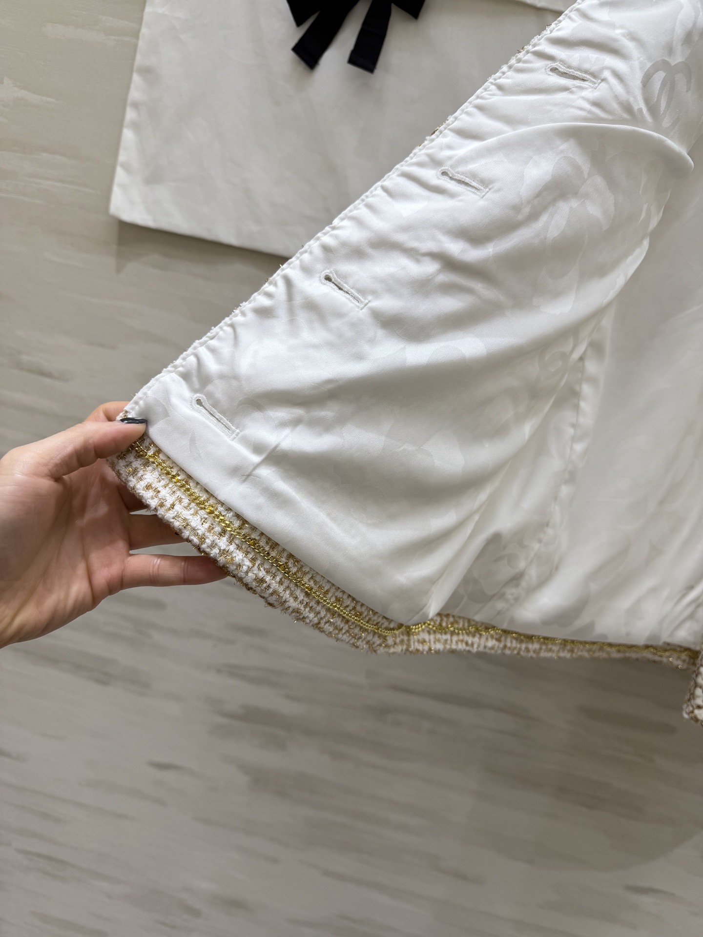 #Chane♡²⁶C 早春系列 金丝米白色马甲 粗花呢编织+金色丝线 低调奢华感满满！无袖V领设计 开模