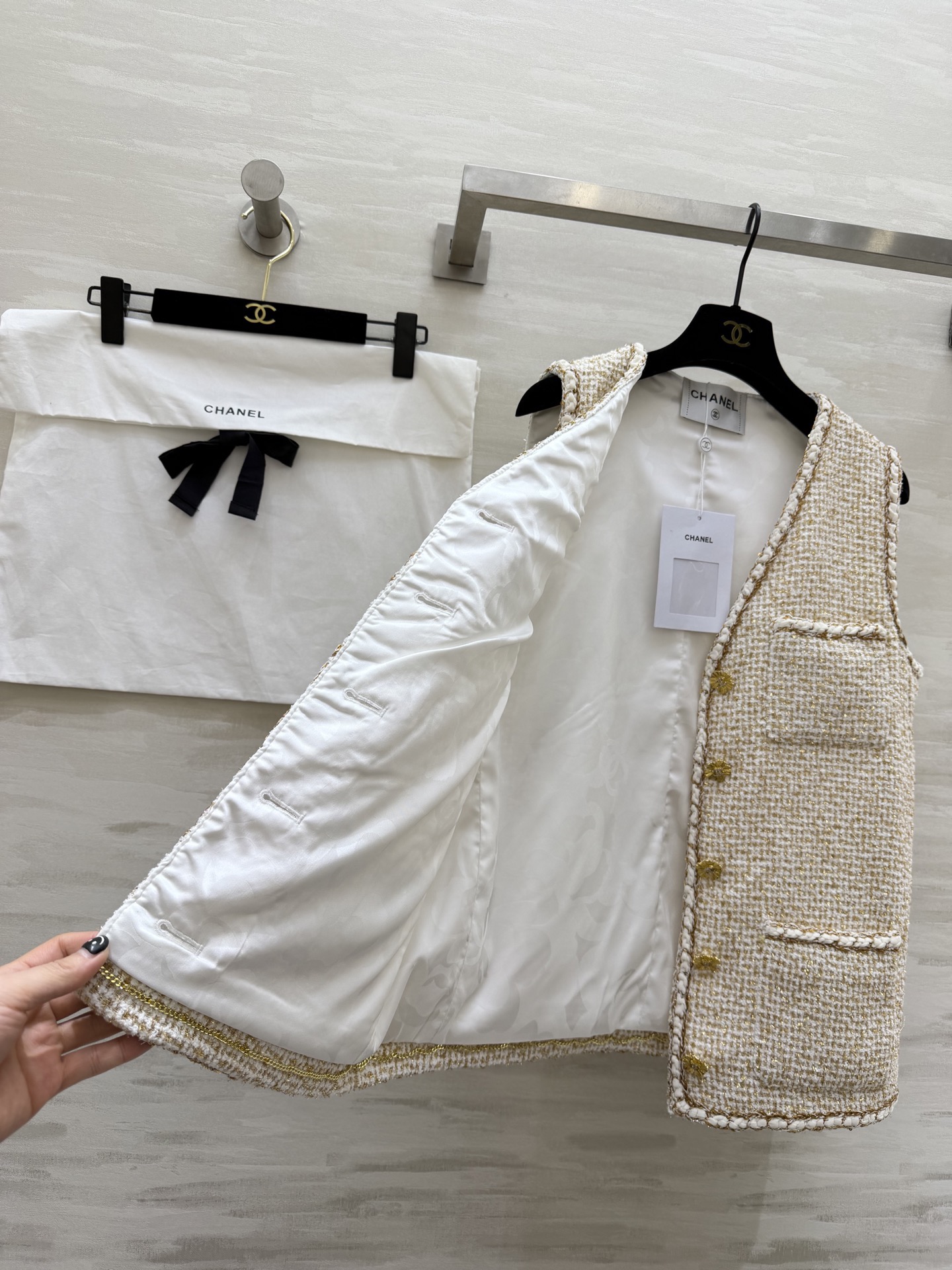 #Chane♡²⁶C 早春系列 金丝米白色马甲 粗花呢编织+金色丝线 低调奢华感满满！无袖V领设计 开模