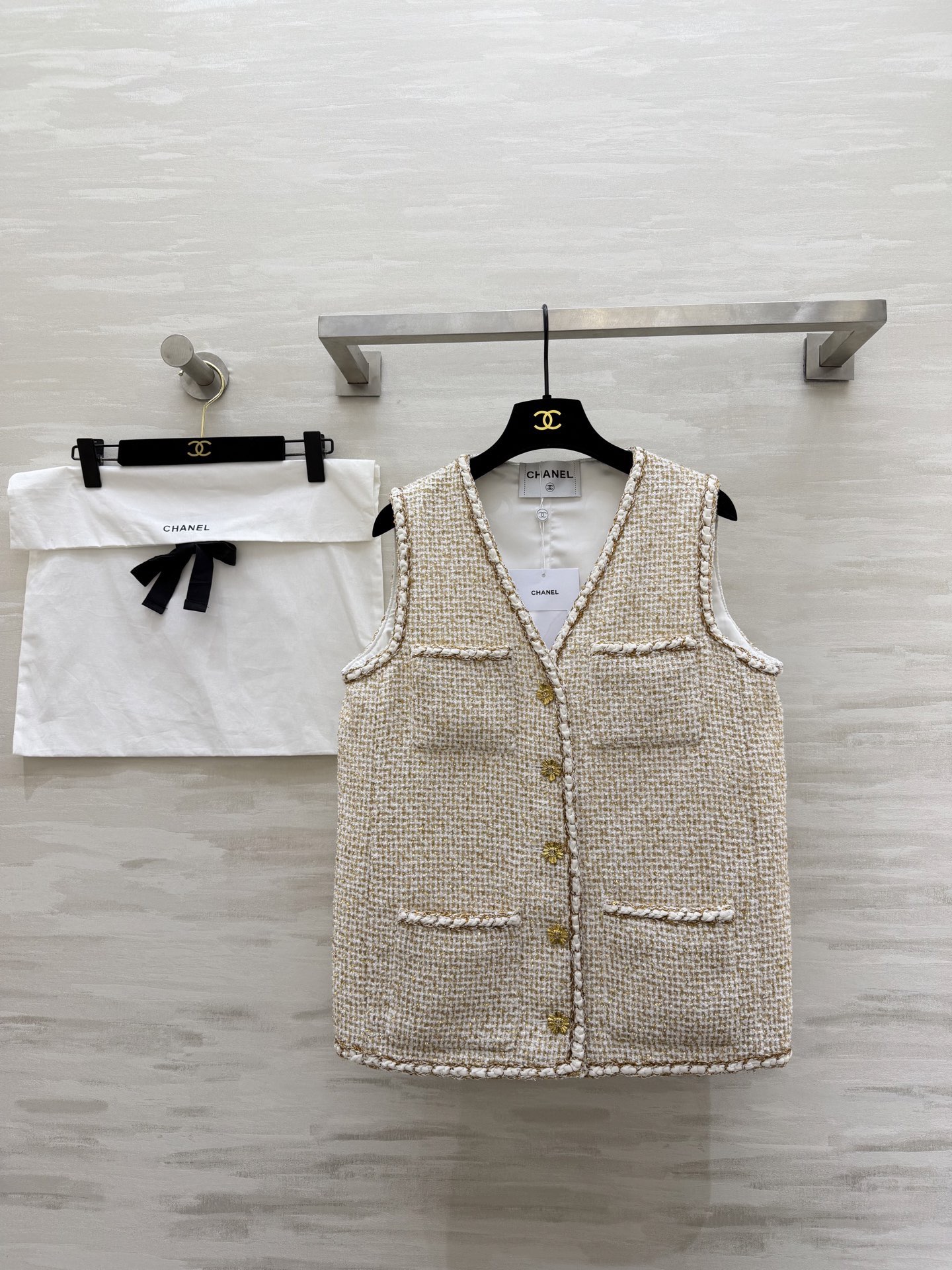 NO:737939,#ChaneC Early Spring Series Gold silk off-white vest, tweed weaving + golden silk thread, full of low-key luxury!  Sleeveless V-neck design. Customized molded gold petal buttons to embellished details. Elegant and exquisite. High-quality customization. Available in stock first size S/M/L (S size bust 92, length 59),,chanel,19860909#ChaneC 早春系列 金丝米白色马甲 粗花呢编织+金色丝线 低调奢华感满满！无袖V领设计 开模定制金色花瓣纽扣点缀细节 优雅又精致 高品质定制 现货首发sizeS/M/L（s码胸围92,衣长59）,,chanel,,Women's clothing