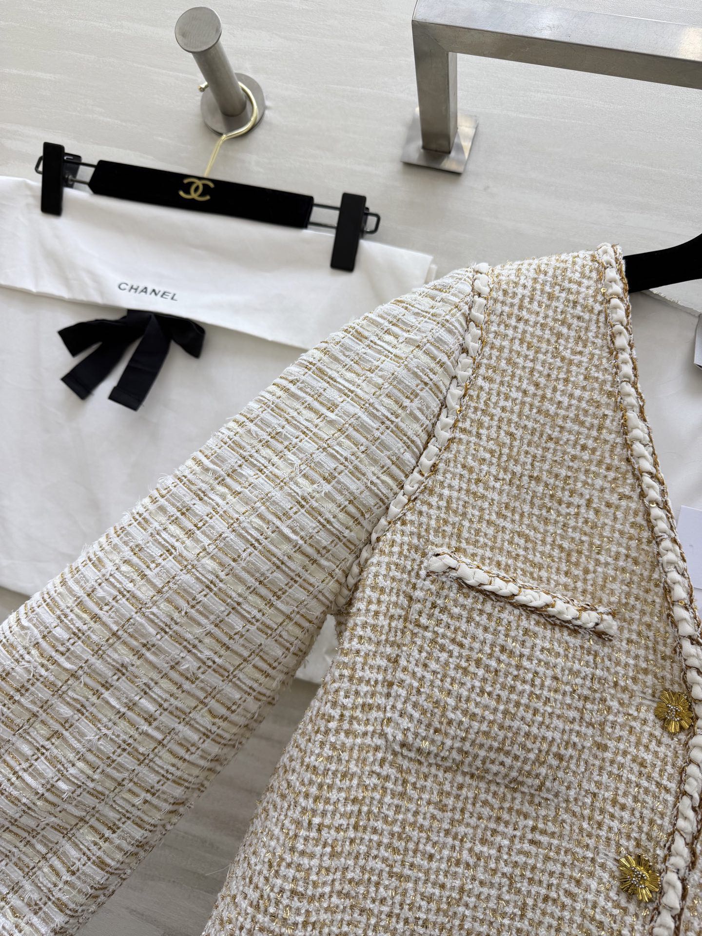 #Chane♡²⁶C 早春系列 金丝米白色v领假两件外套 粗花呢编织+金色丝线 低调奢华感满满！无袖V领