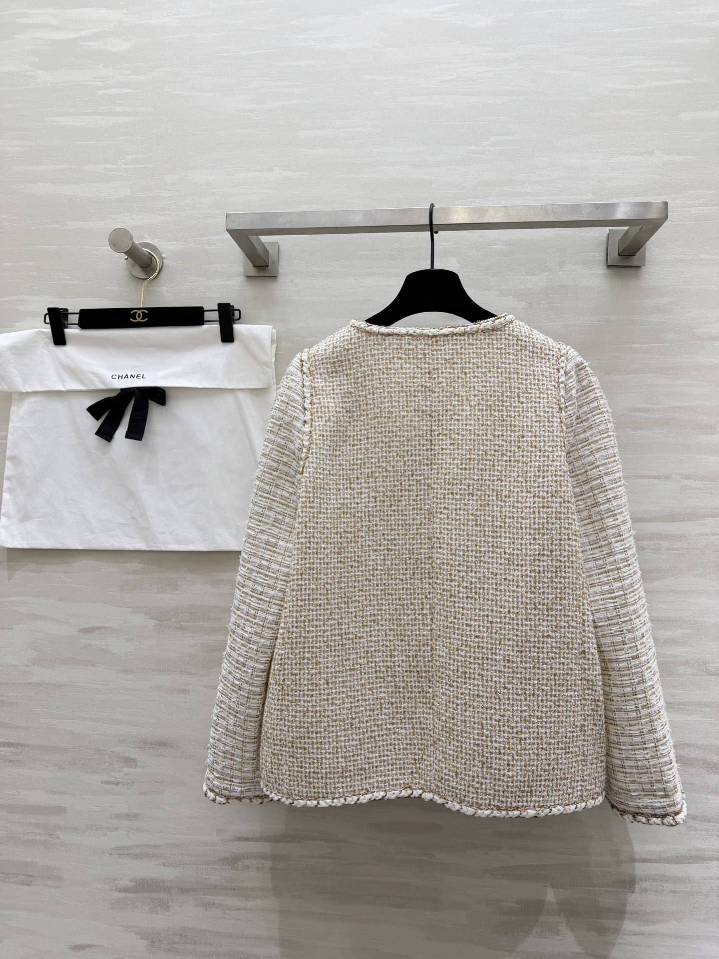 #Chane♡²⁶C 早春系列 金丝米白色v领假两件外套 粗花呢编织+金色丝线 低调奢华感满满！无袖V领