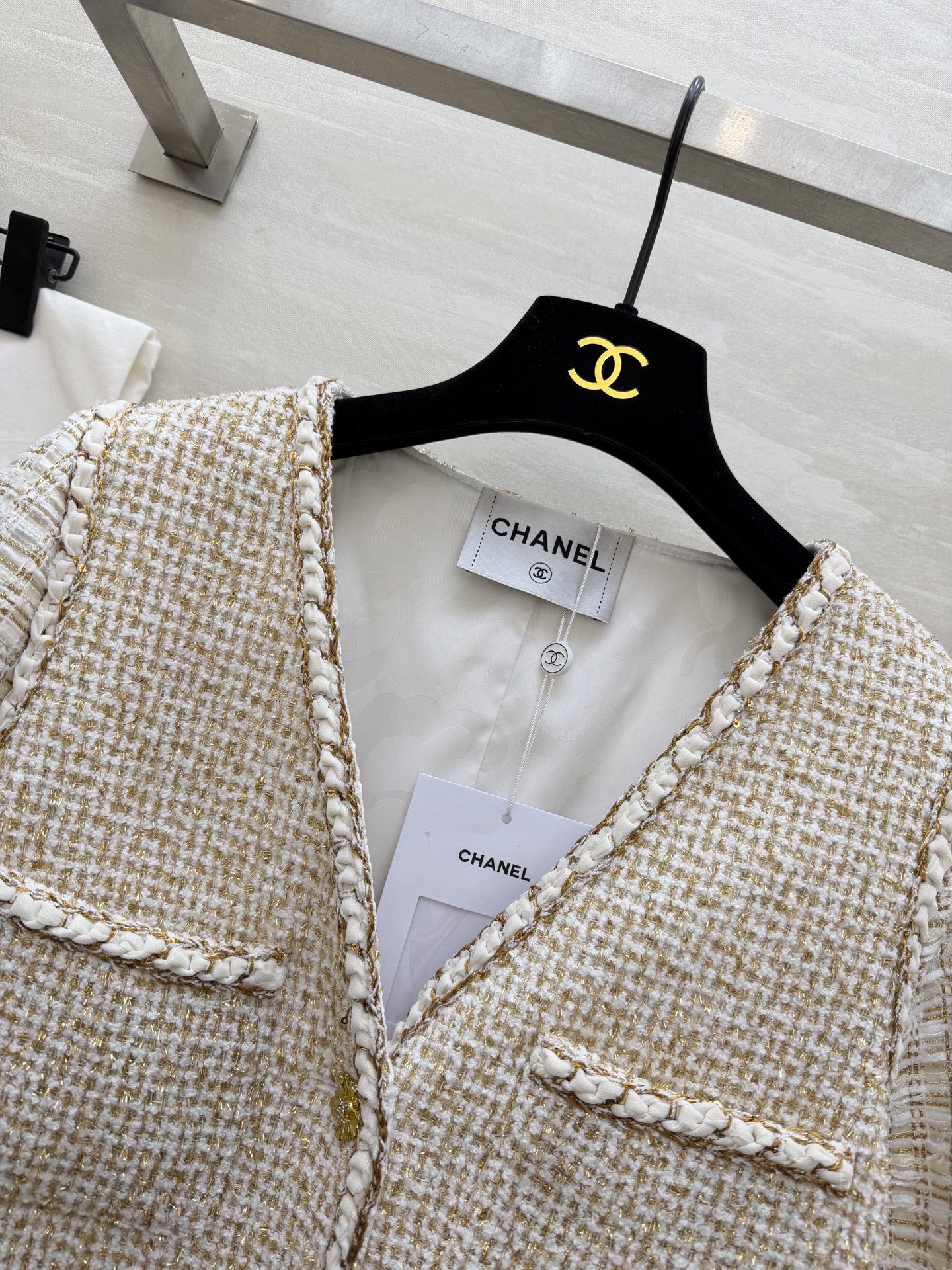 #Chane♡²⁶C 早春系列 金丝米白色v领假两件外套 粗花呢编织+金色丝线 低调奢华感满满！无袖V领