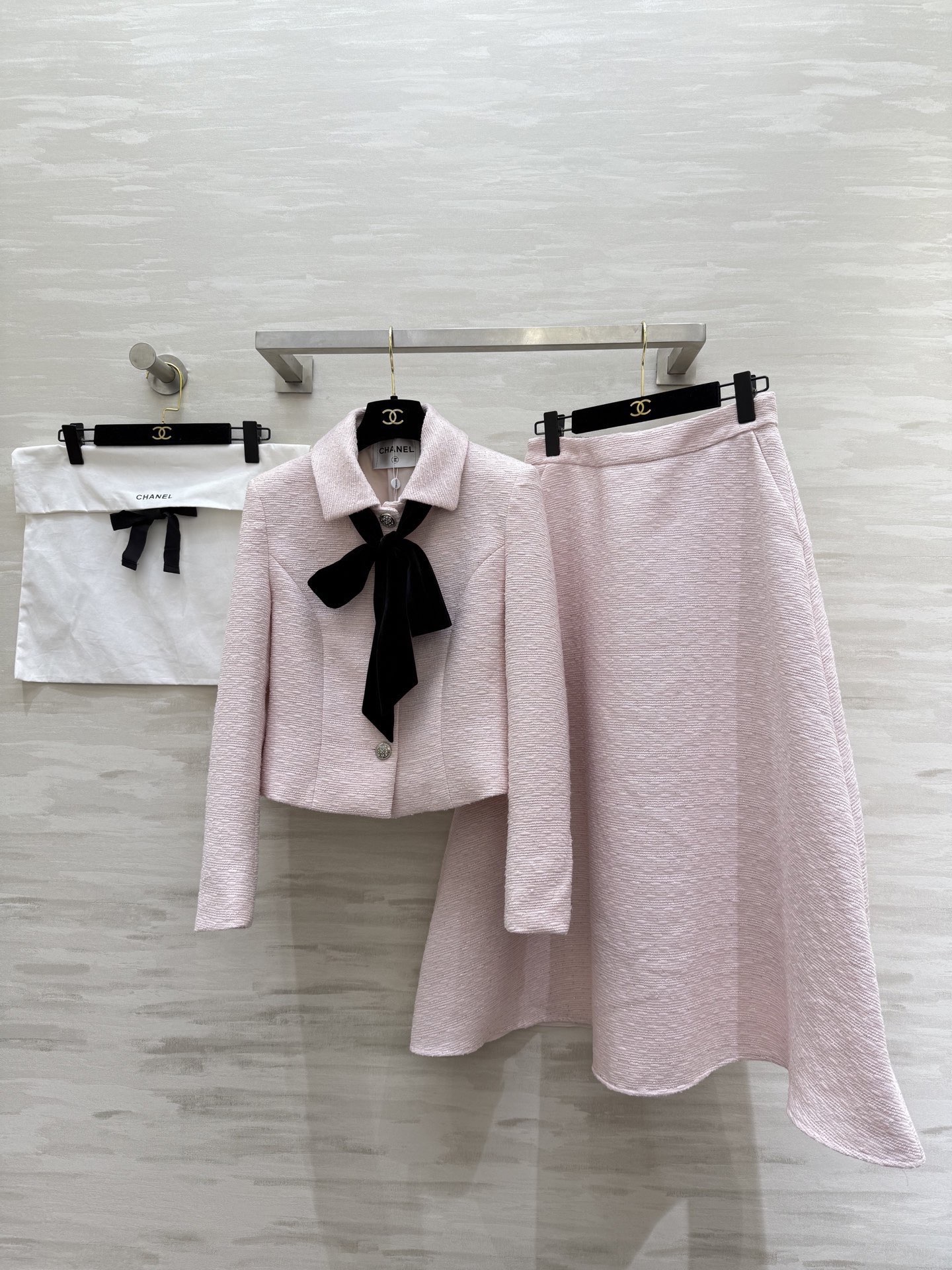 NO:737935,#Chane Early spring new model, rich lady suit, short jacket + high-waisted skirt, classic black and white color scheme, elegant retro temperament, coat lapel design, black bow embellishment, exquisite details, simple and elegant skirt, modified leg lines, high quality customization, ready for sale, size S/M/L/XL  (M shoulder width: 37, bust: 90, dress length: 49, skirt waist: 68, skirt length 82),,chanel,skirts,jackets & coats,19860909#Chane早春新款 千金名媛套装 短款外套+高腰半身裙 经典黑白配色 优雅复古气质满分 外套翻领设计 黑色蝴蝶结点缀 细节精致 半身裙简约大方 修饰腿部线条 高品质定制 现货首发sizeS/M/L/XL (M肩宽:37,胸围:90,衣长:49,半裙腰围:68,裙长82）,,chanel,skirts,jackets & coats,,Women's clothing