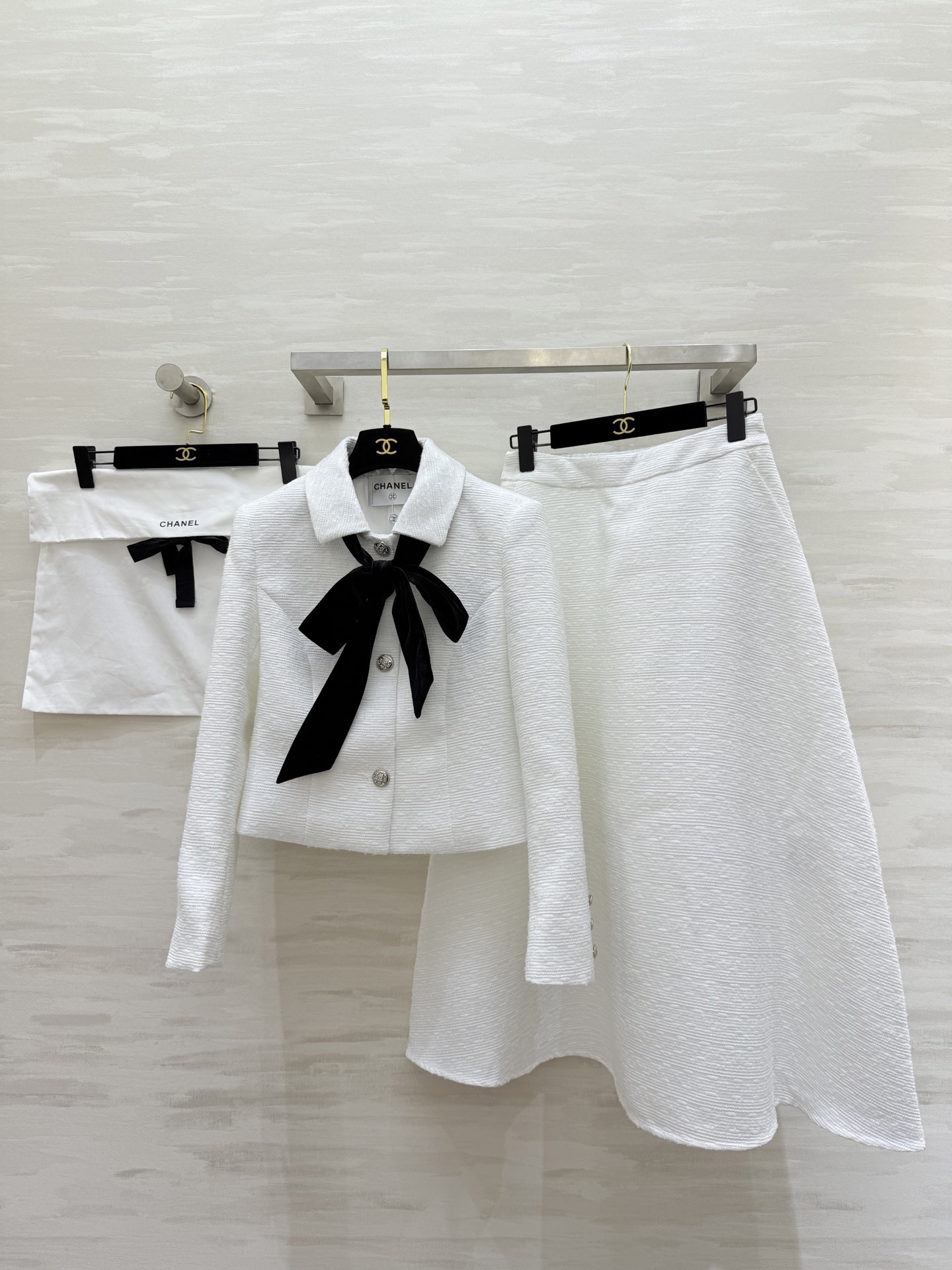 NO:737944,#Chane Early spring new model, rich lady suit, short jacket + high-waisted skirt, classic black and white color scheme, elegant retro temperament, coat lapel design, black bow embellishment, exquisite details, simple and elegant skirt, modified leg lines, high quality customization, ready for sale, size S/M/L/XL  (M Shoulder width: 37, Bust: 90, Dress length: 49, Skirt waist: 68, Skirt length 82,, chanel, skirts, jackets & coats,19860909#Chane早春新款 千金名媛套装 短款外套+高腰半身裙 经典黑白配色 优雅复古气质满分 外套翻领设计 黑色蝴蝶结点缀 细节精致 半身裙简约大方 修饰腿部线条 高品质定制 现货首发sizeS/M/L/XL (M肩宽:37,胸围:90,衣长:49,半裙腰围:68,裙长82,,chanel,skirts,jackets & coats,,Women's clothing