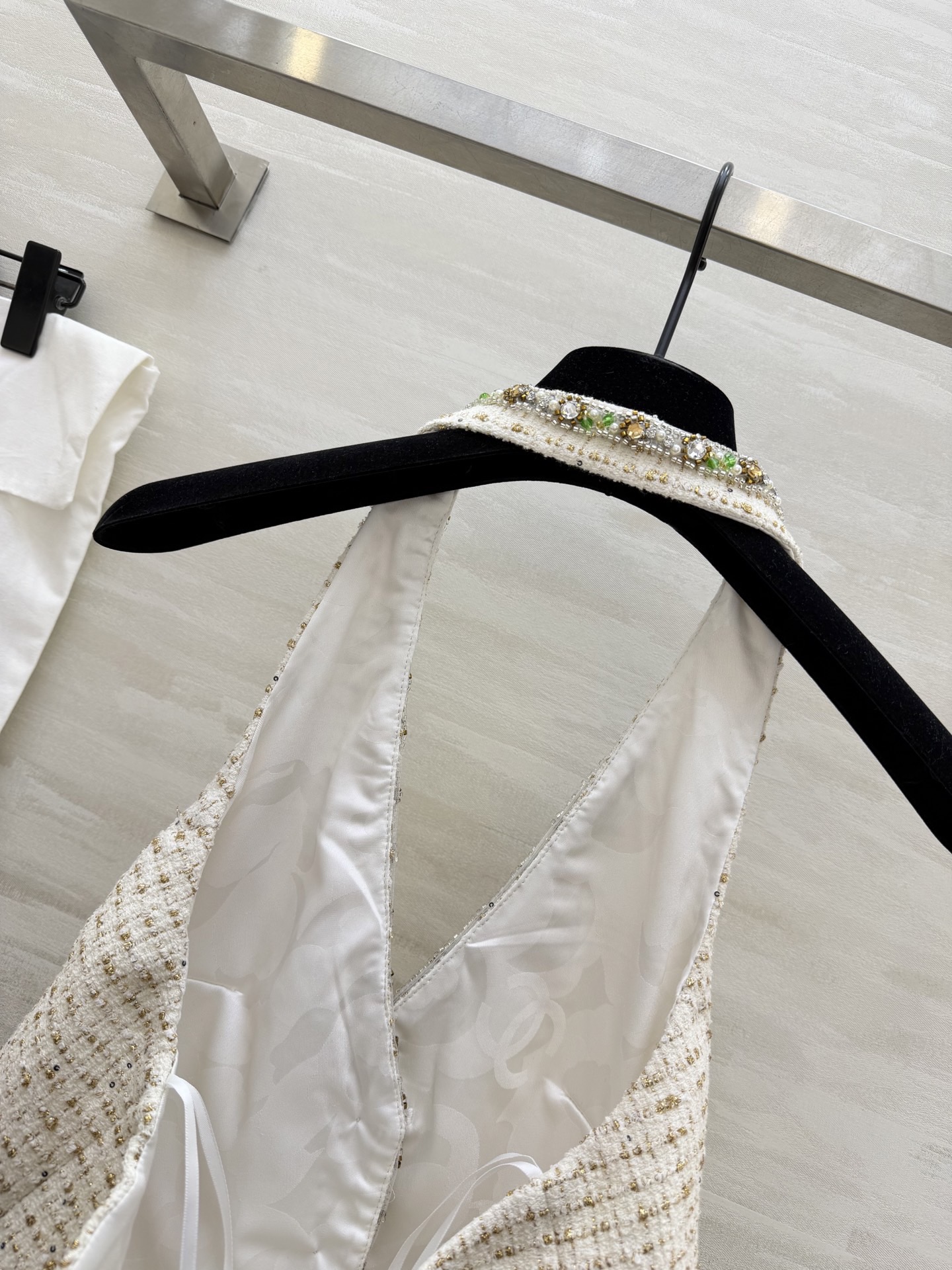 #Chane♡²⁶C白金粗花呢挂脖马甲​​ 经典粗花呢材质 彩色珠饰贵气满满！挂脖设计凸显肩颈线条 V字