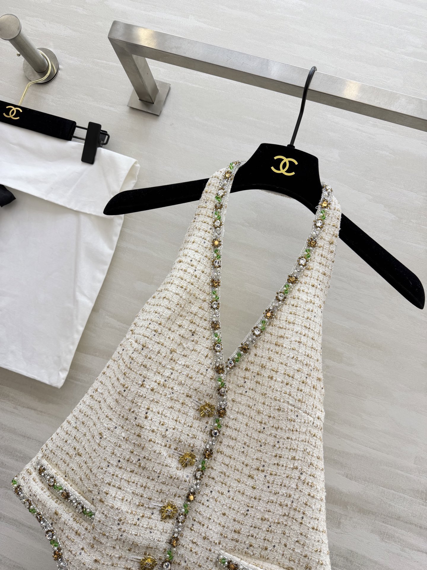 #Chane♡²⁶C白金粗花呢挂脖马甲​​ 经典粗花呢材质 彩色珠饰贵气满满！挂脖设计凸显肩颈线条 V字