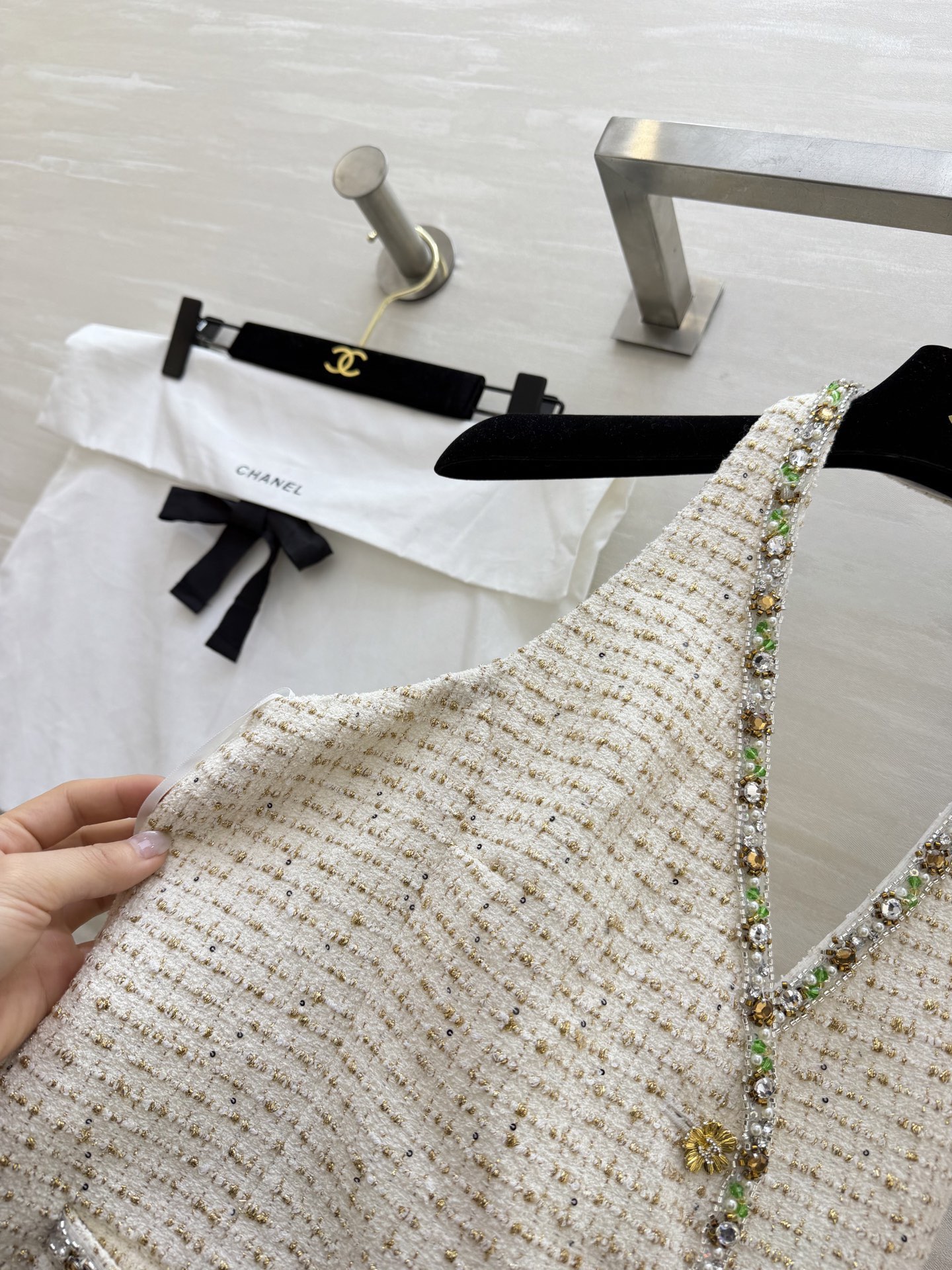 #Chane♡²⁶C白金粗花呢挂脖马甲​​ 经典粗花呢材质 彩色珠饰贵气满满！挂脖设计凸显肩颈线条 V字