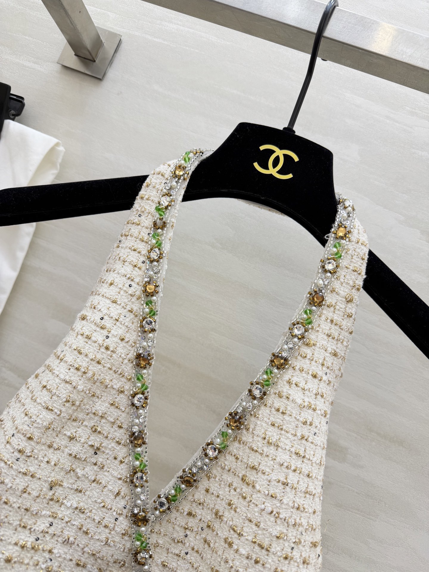 #Chane♡²⁶C白金粗花呢挂脖马甲​​ 经典粗花呢材质 彩色珠饰贵气满满！挂脖设计凸显肩颈线条 V字