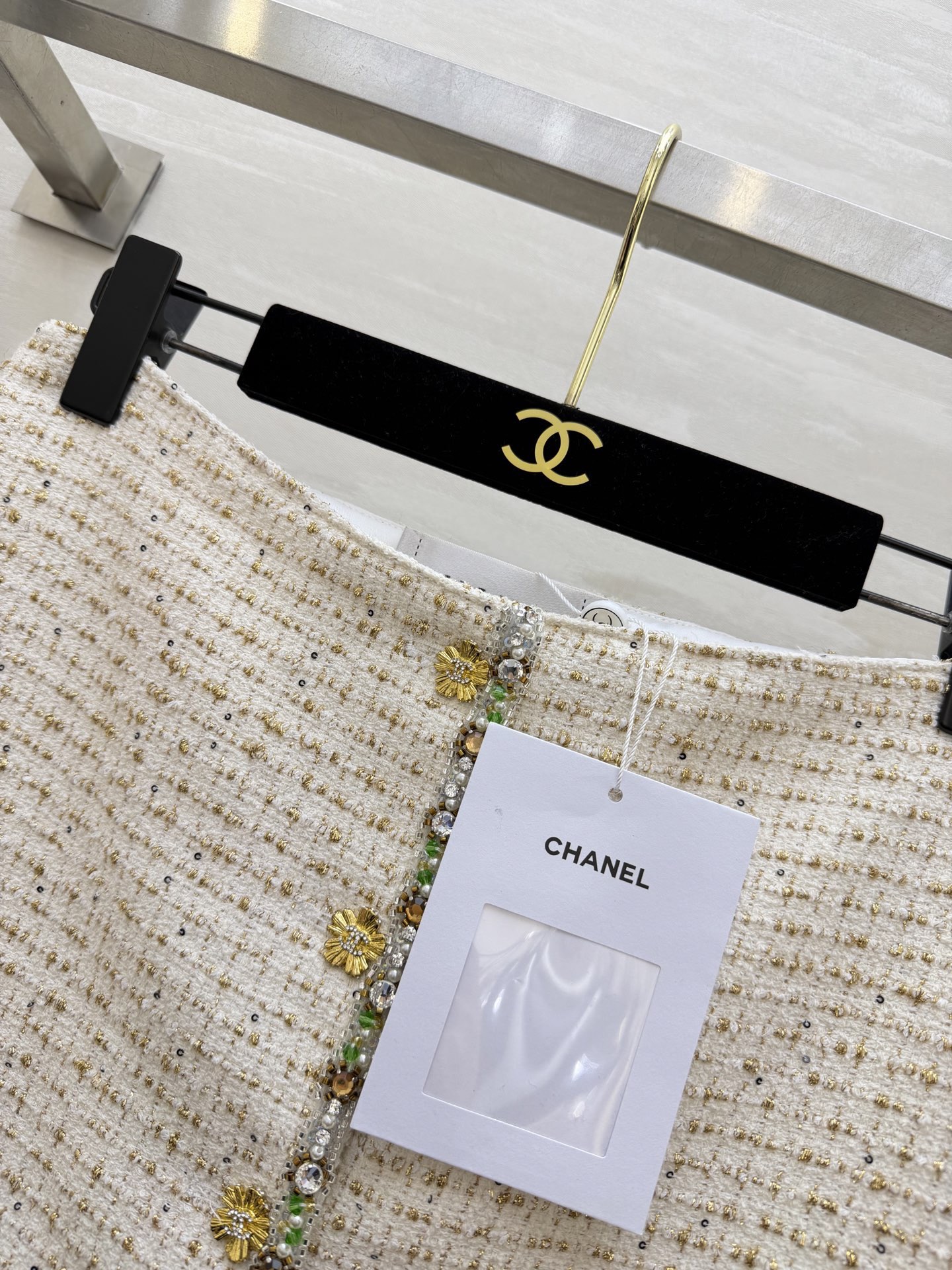 #Chane♡²⁶C白金粗花呢半裙 经典粗花呢材质 彩色珠饰贵气满满！金属纽扣细节超精致 高品质定制 现