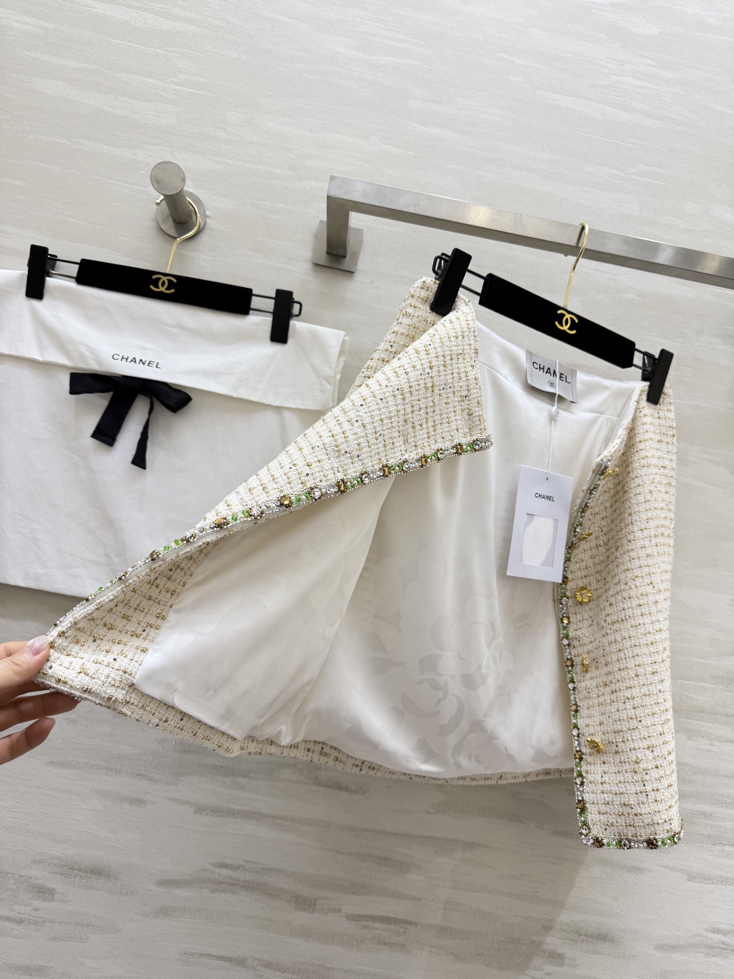 #Chane♡²⁶C白金粗花呢半裙 经典粗花呢材质 彩色珠饰贵气满满！金属纽扣细节超精致 高品质定制 现