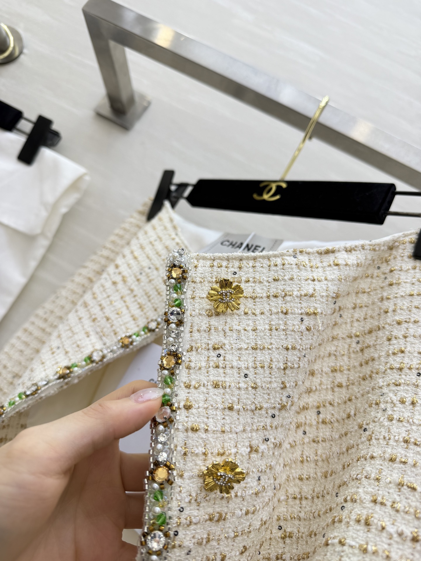 #Chane♡²⁶C白金粗花呢半裙 经典粗花呢材质 彩色珠饰贵气满满！金属纽扣细节超精致 高品质定制 现