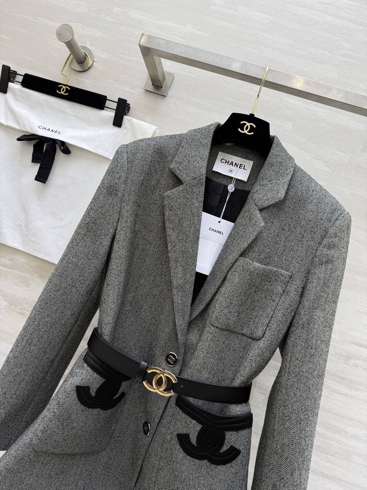 #Chane♡²⁶早春新款 收腰西装外套 羊毛混纺面料 单排扣＋翻领设计 黑色皮质腰带配双C金属扣 收腰