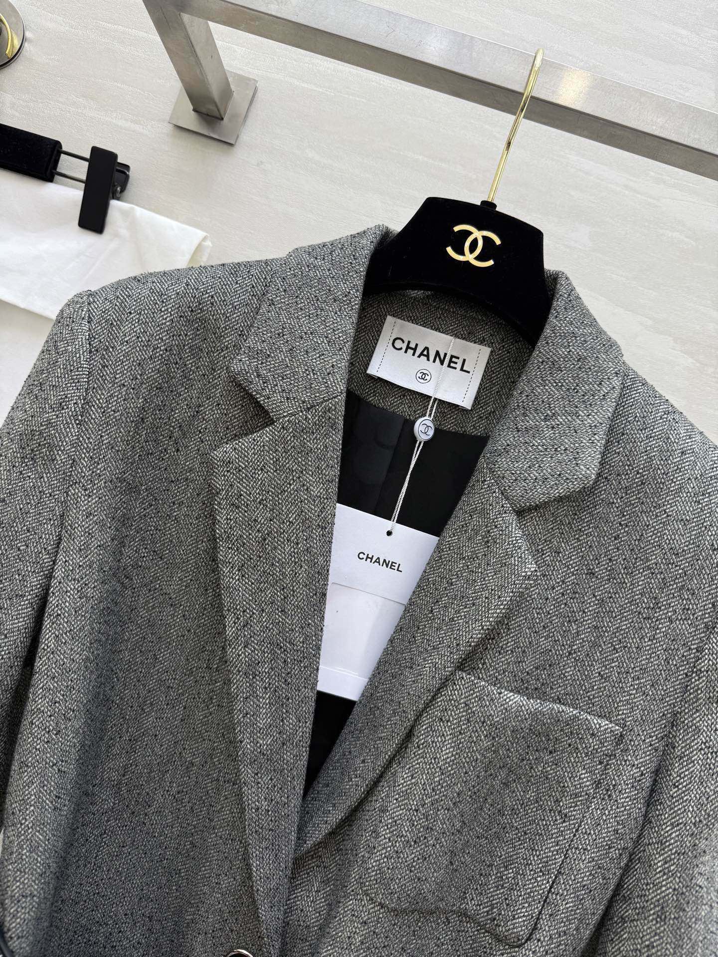 #Chane♡²⁶早春新款 收腰西装外套 羊毛混纺面料 单排扣＋翻领设计 黑色皮质腰带配双C金属扣 收腰