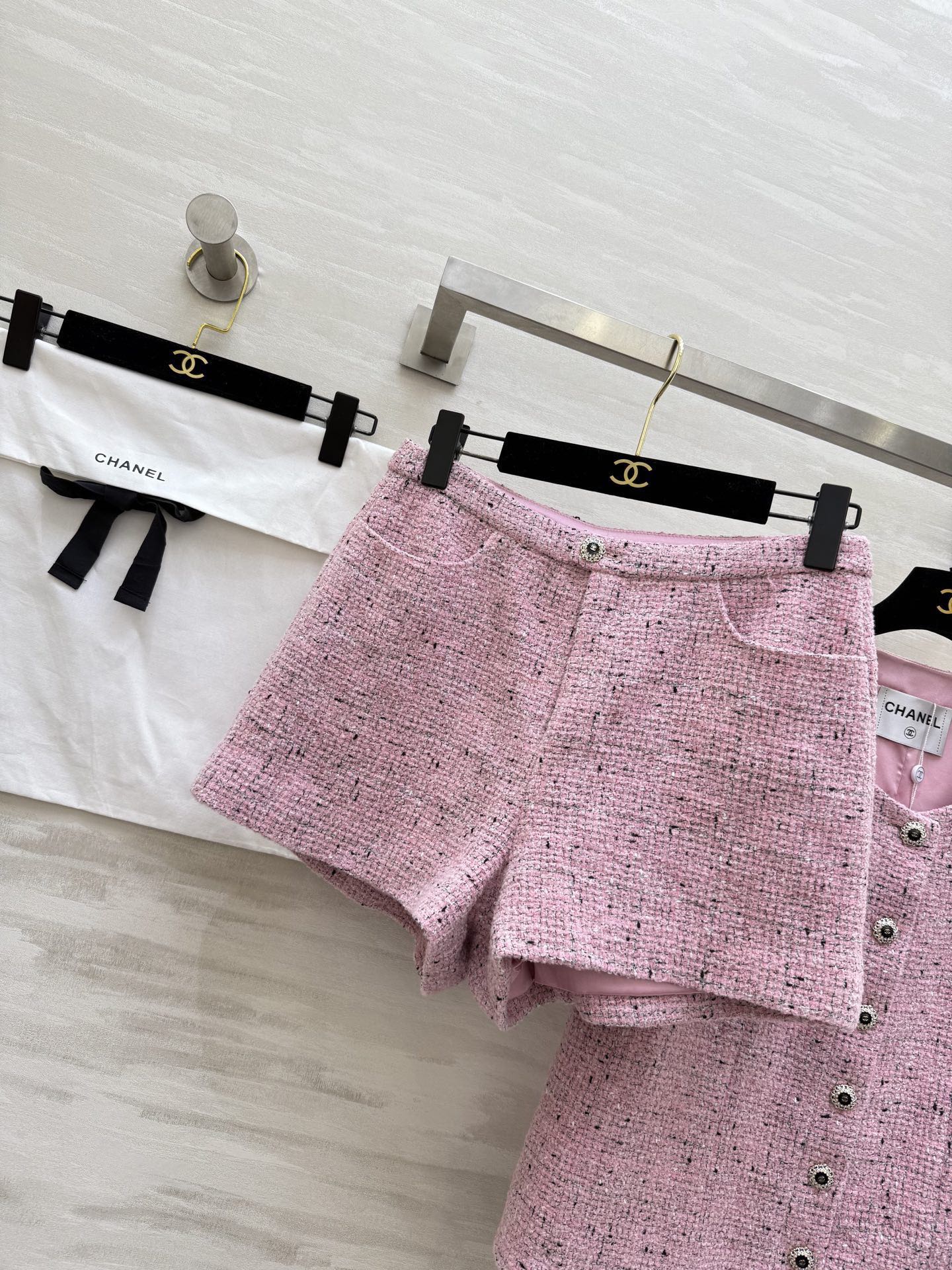 #Chane♡²⁶新款 高级手工坊系列 粉色粗花呢套装 经典粗花呢材质 细腻编织纹理 金属纽扣点缀优雅精