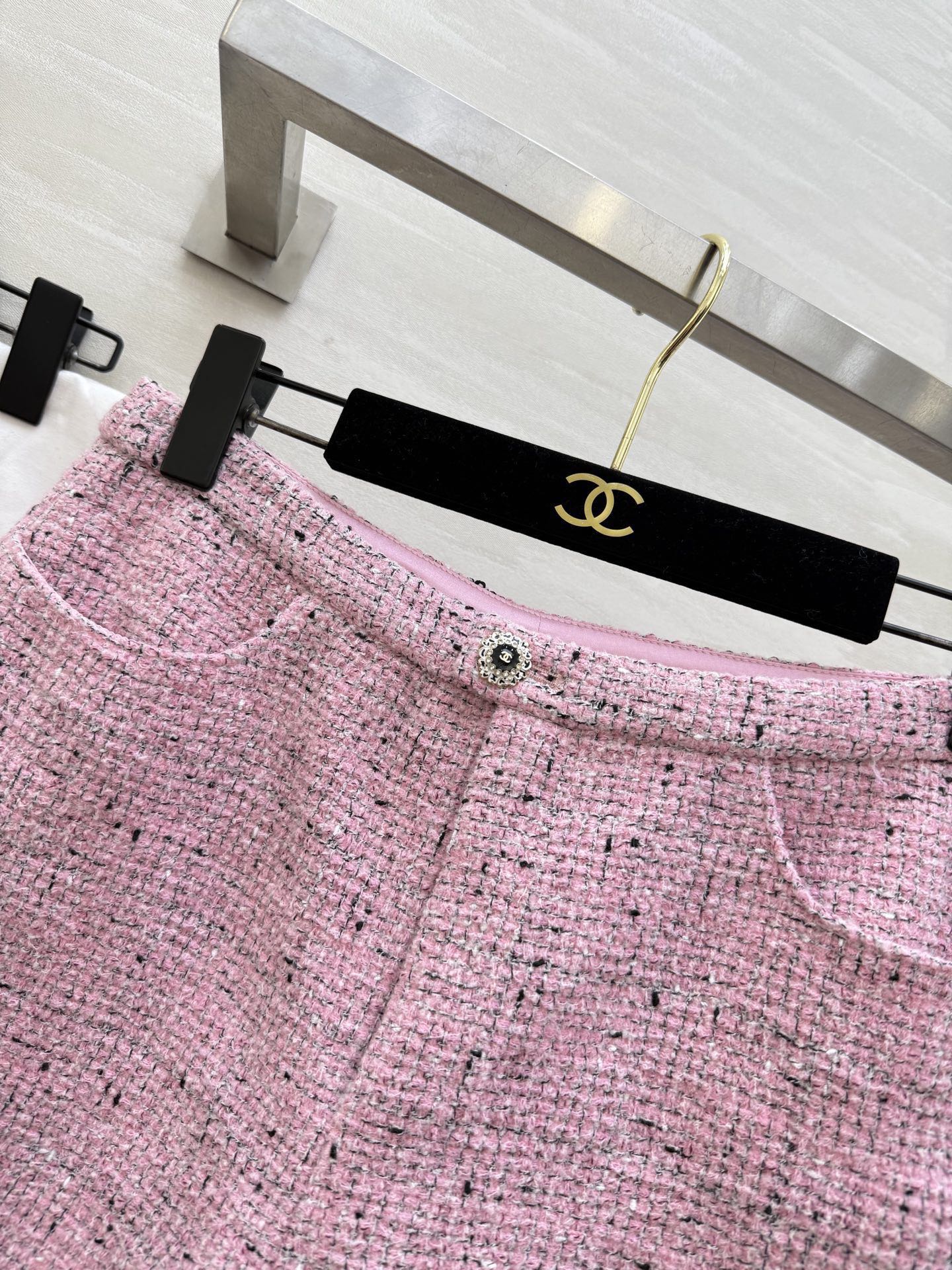 #Chane♡²⁶新款 高级手工坊系列 粉色粗花呢套装 经典粗花呢材质 细腻编织纹理 金属纽扣点缀优雅精