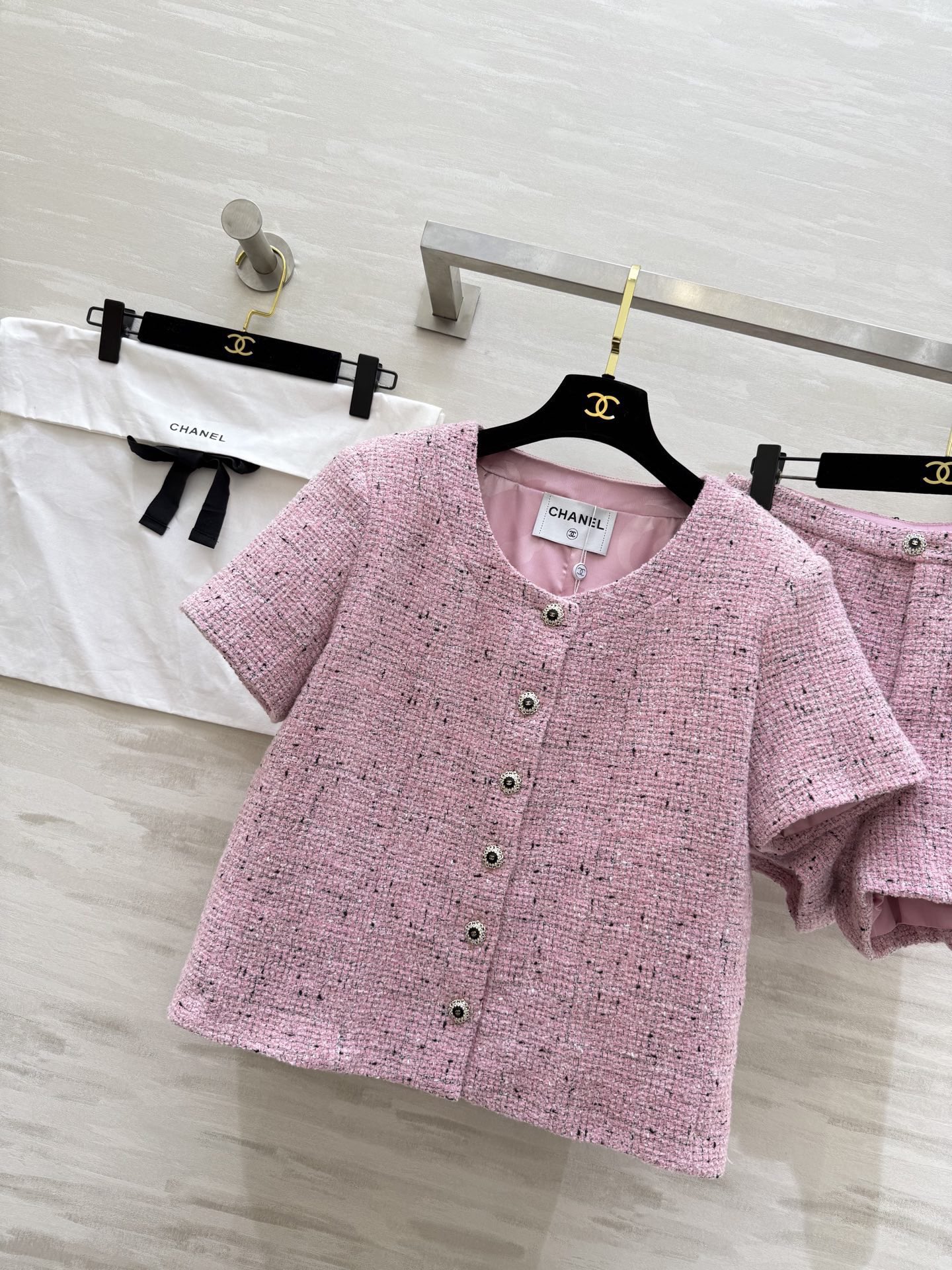 #Chane♡²⁶新款 高级手工坊系列 粉色粗花呢套装 经典粗花呢材质 细腻编织纹理 金属纽扣点缀优雅精