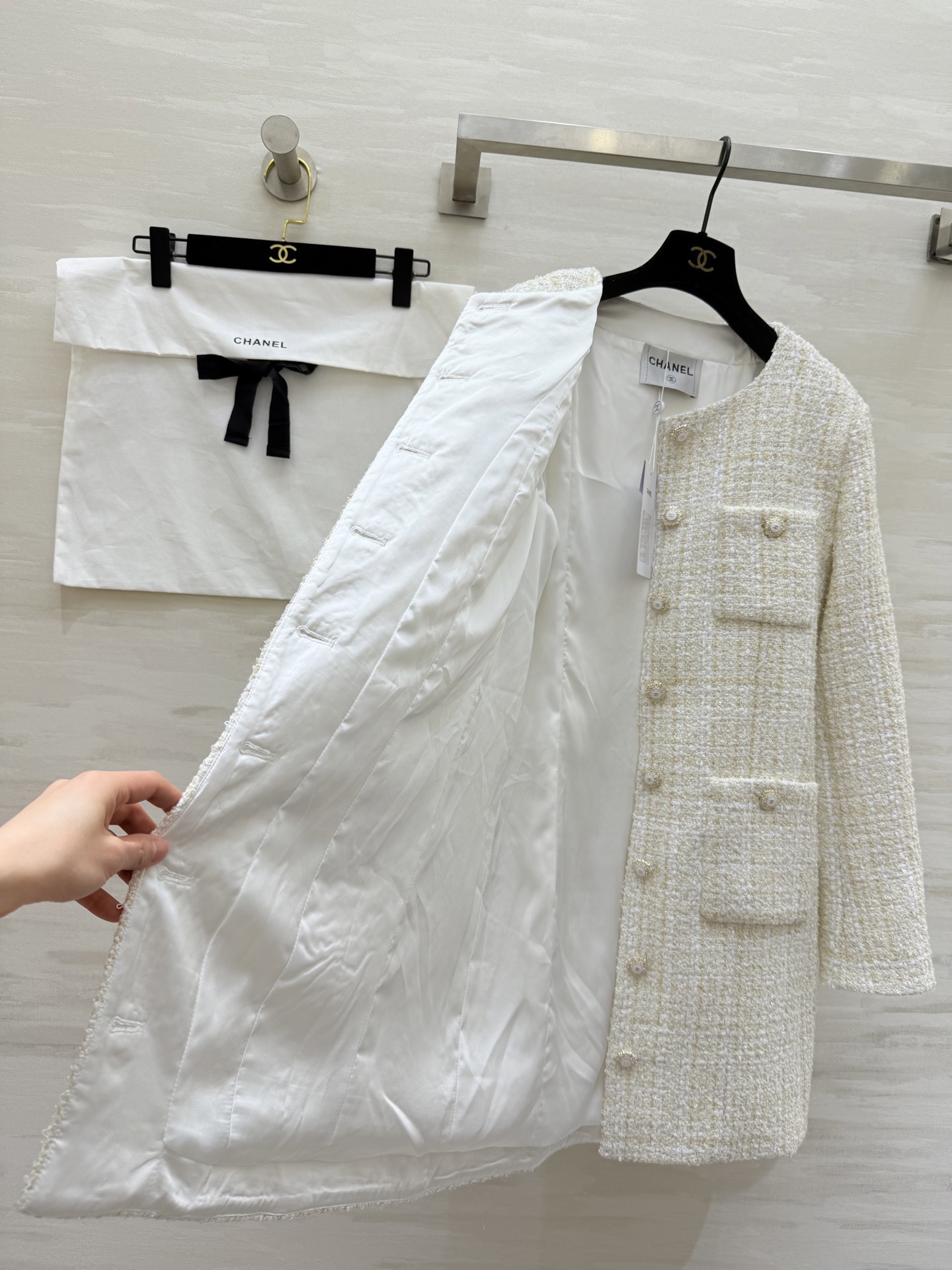 #Chane♡²⁶C 米色粗花呢外套 经典粗花呢面料 圆领四口袋设计 开模纽扣点缀 优雅精致感满满中长款