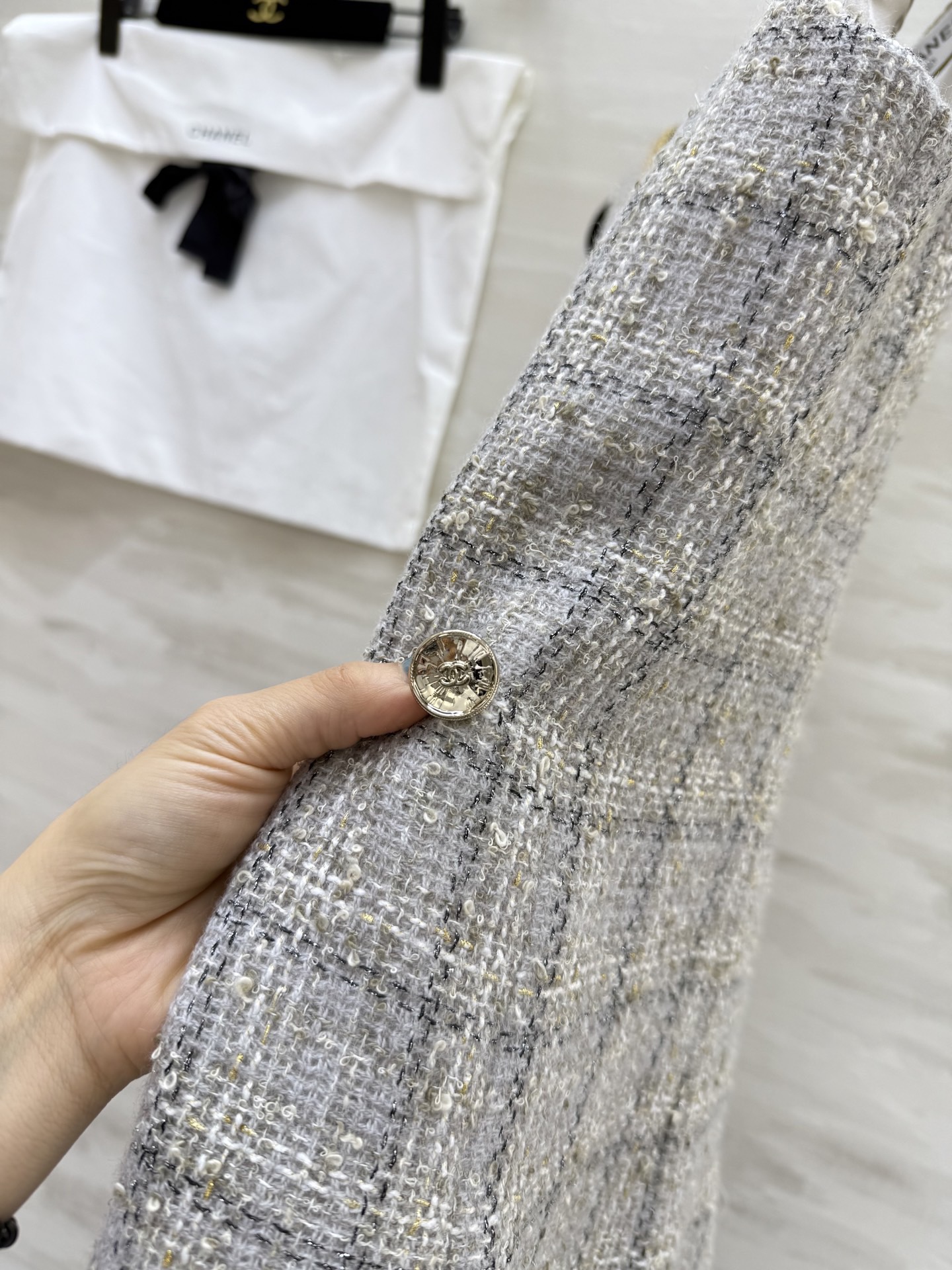 #Chane♡斜纹软呢连衣裙 经典米灰色格纹 优雅复古气质满分 U领设计配金色镶边 细节超精致 原版定制