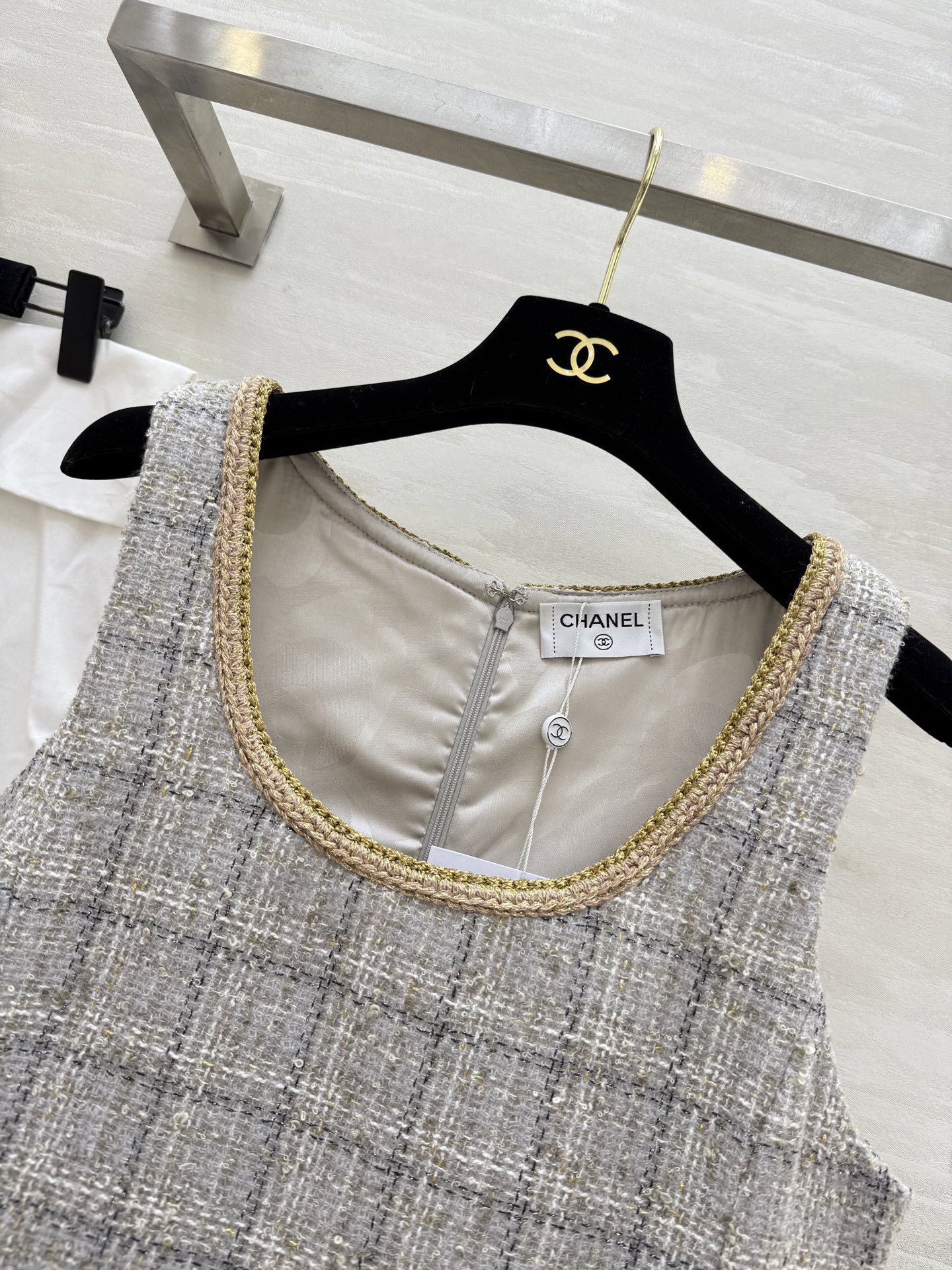 #Chane♡斜纹软呢连衣裙 经典米灰色格纹 优雅复古气质满分 U领设计配金色镶边 细节超精致 原版定制