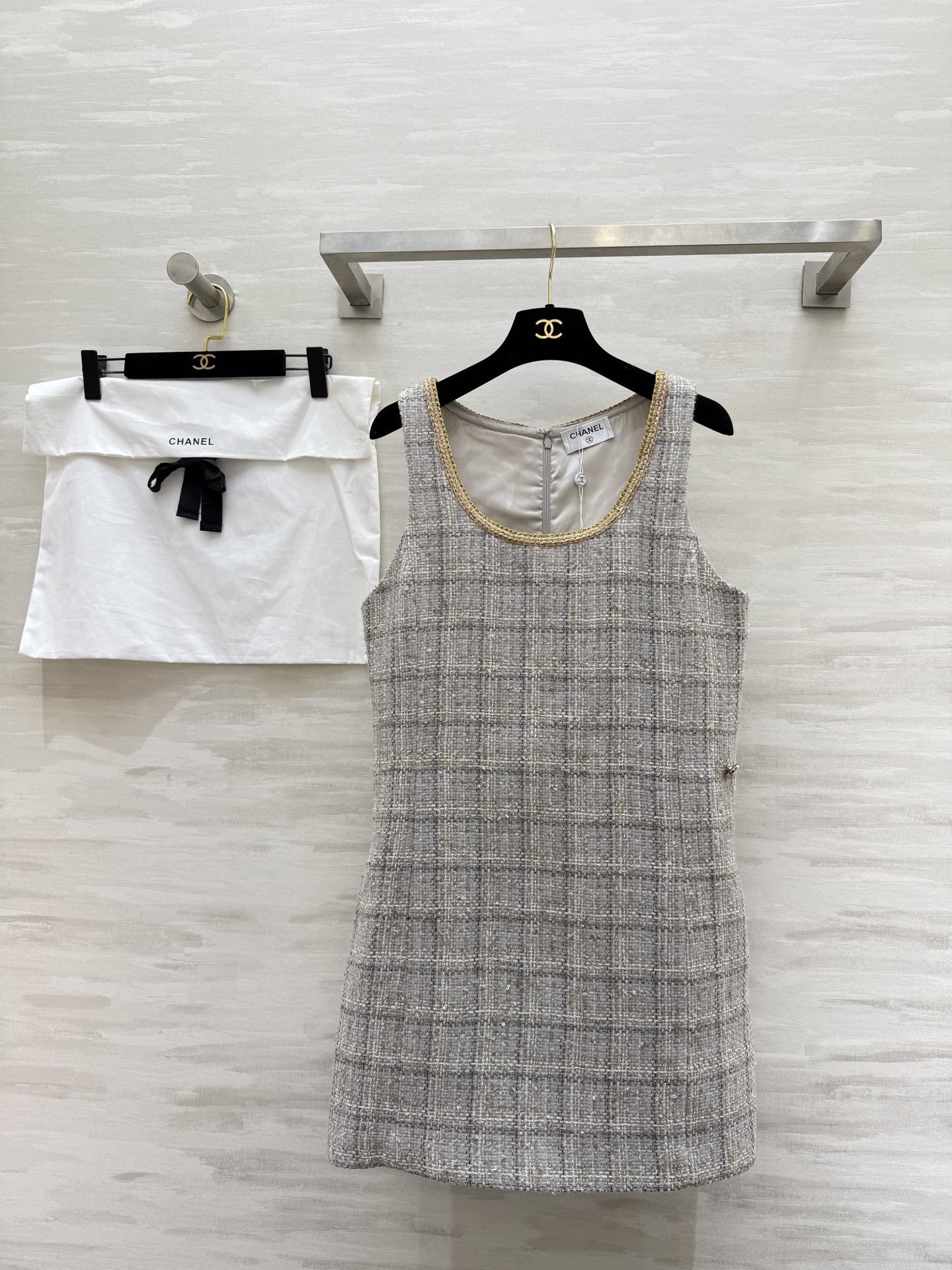 NO:721462,#The highest version on the market. The girl inspects the goods, trims the three marks on the threads, and delivers the goods. You can post pictures and take videos. If you want quality and service, add me on WeChat. We will not accept urgent orders. Chane tweed dress. Classic beige plaid. Full marks for elegant retro temperament. U-neck design with gold trim. Super exquisite details. The original custom fabric is light and textured. It is very suitable for autumn and winter. It goes well with white shirts or sweaters. It can be easily worn for commuting and banquets. High-quality customization.  Available in stock first size S/M/L (S size bust 90, skirt length 80), Chanel-clothing, chanel, chanel, skirts, shirts,19860909#市面最高版本小妹验货、修剪线头上三标、发货可发图及拍视频,要品质要服务的加我微信,不接急单. Chane斜纹软呢连衣裙 经典米灰色格纹 优雅复古气质满分 U领设计配金色镶边 细节超精致 原版定制面料轻盈有质感 秋冬穿超适合 搭配白衬衫或针织衫都很出彩 通勤、宴会都能轻松驾驭品 高品质定制 现货首发sizeS/M/L（s码胸围90,裙长80）,香奈儿-服装,chanel,chanel,skirts,shirts,,Women's clothing
