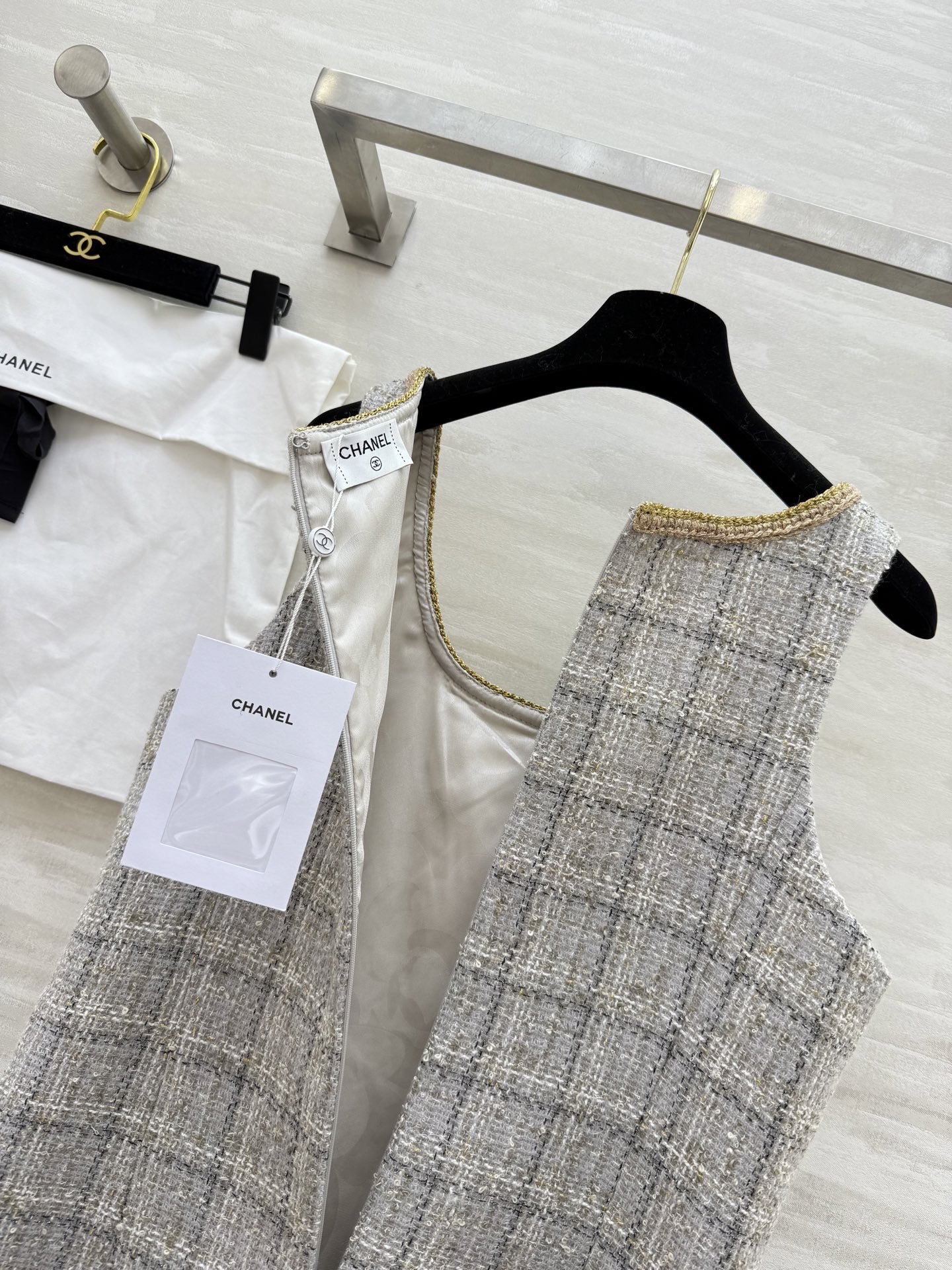 #Chane♡斜纹软呢连衣裙 经典米灰色格纹 优雅复古气质满分 U领设计配金色镶边 细节超精致 原版定制