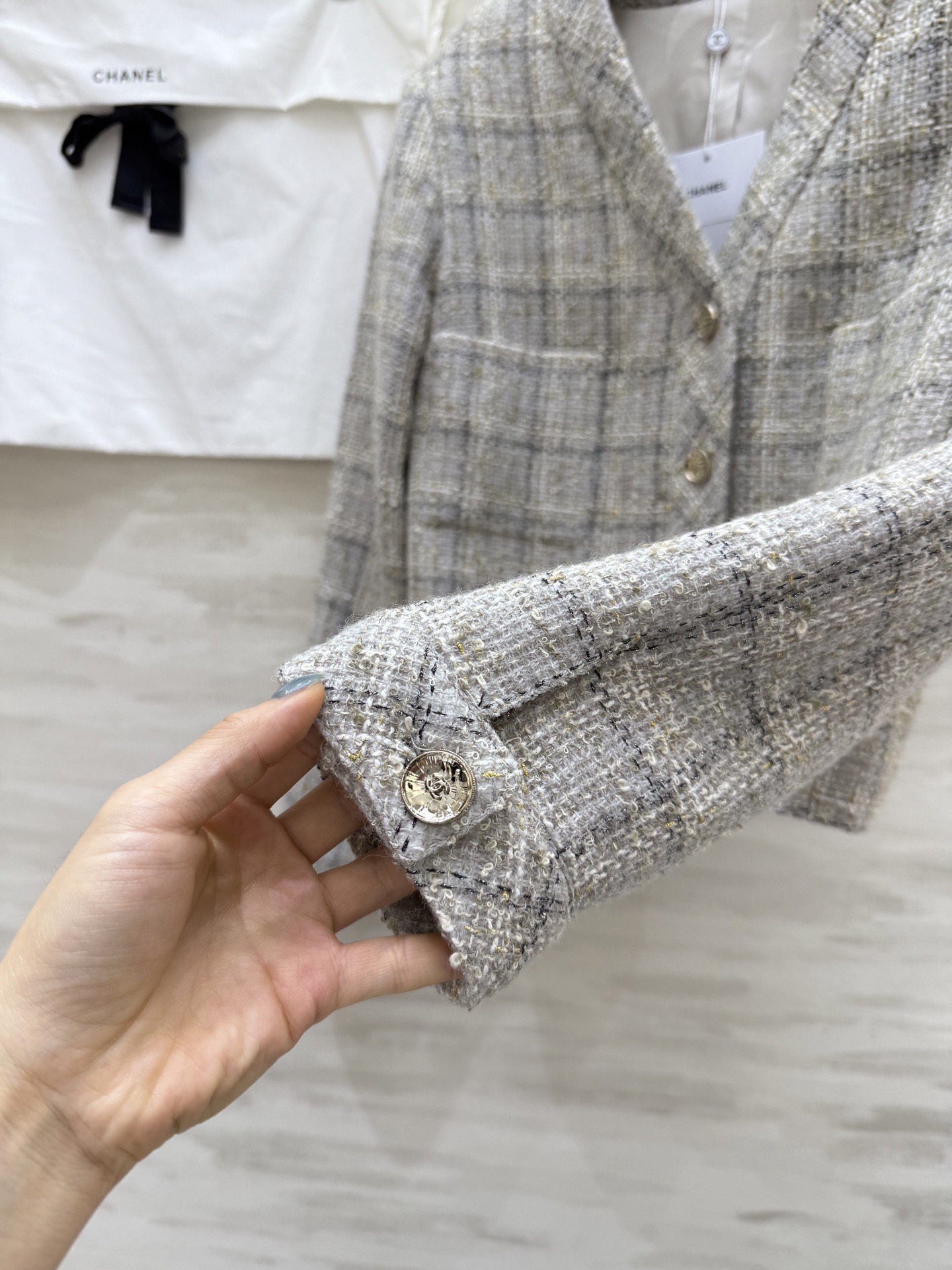 #Chane♡斜纹软呢外套 经典米灰色格纹 优雅复古气质满分 细节超精致 原版定制面料轻盈有质感 秋冬穿