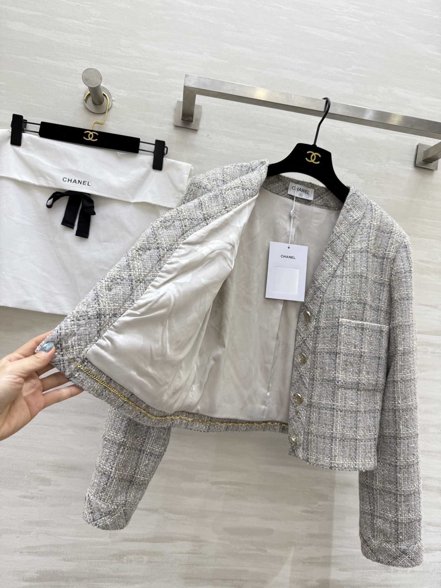 #Chane♡斜纹软呢外套 经典米灰色格纹 优雅复古气质满分 细节超精致 原版定制面料轻盈有质感 秋冬穿