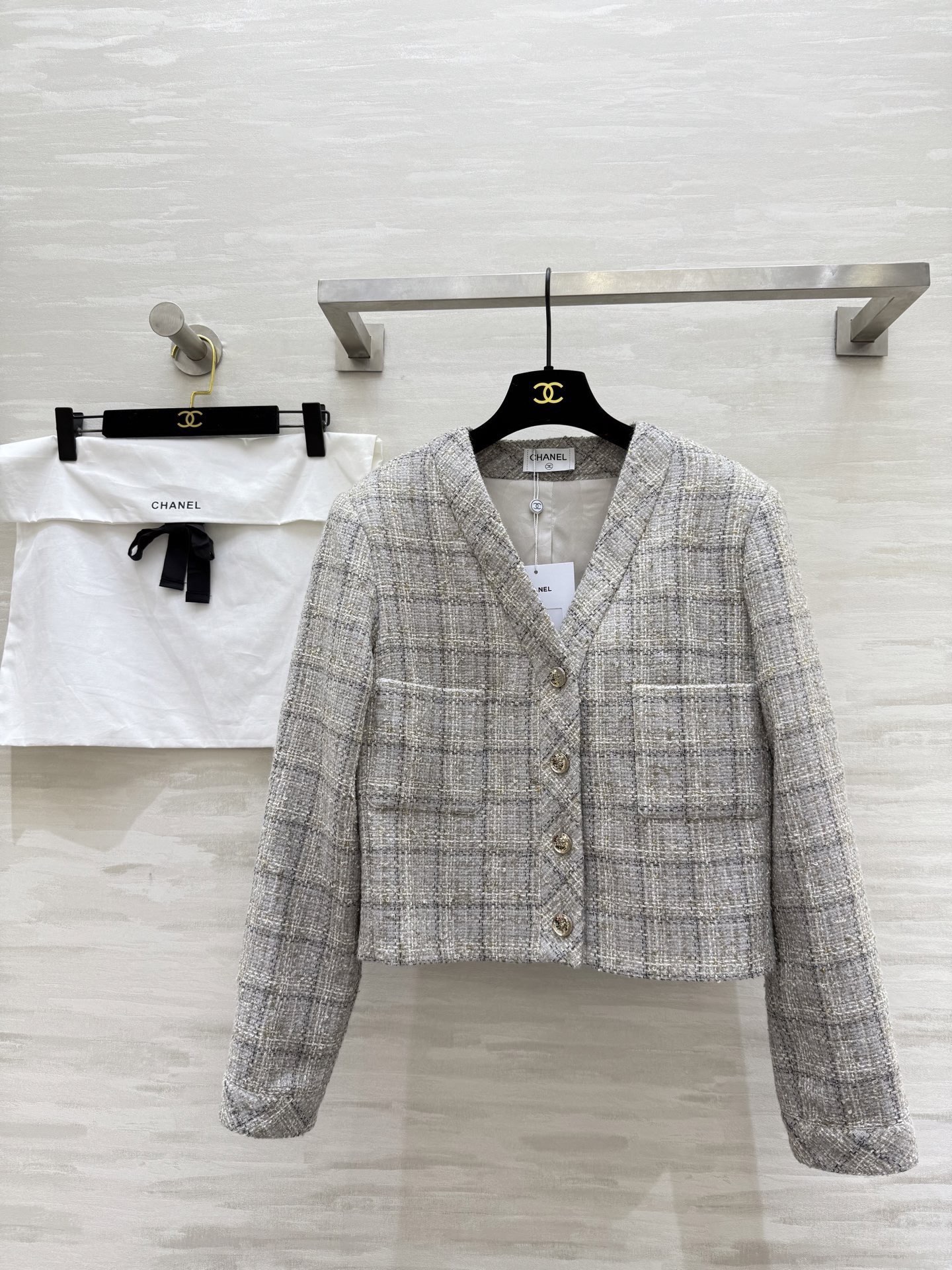 NO:721454,#The highest version on the market. The girl inspects the goods, trims the three marks on the threads, and delivers the goods. You can post pictures and take videos. If you want quality and service, please add me on WeChat. We will not accept urgent orders. Chane tweed jacket, classic beige plaid, full of elegant and retro temperament. The details are super exquisite. The original customized fabric is light and textured. It is very suitable for autumn and winter. It can be easily used for commuting and banquets. High-quality customization  Available in stock first size S/M/L (S size shoulder width 40, bust 96, length 47), Chanel-clothing, chanel, chanel, jackets & coats,19860909#市面最高版本小妹验货、修剪线头上三标、发货可发图及拍视频,要品质要服务的加我微信,不接急单. Chane斜纹软呢外套 经典米灰色格纹 优雅复古气质满分 细节超精致 原版定制面料轻盈有质感 秋冬穿超适合 通勤、宴会都能轻松驾驭品 高品质定制 现货首发sizeS/M/L（s码肩宽40,胸围96,衣长47）,香奈儿-服装,chanel,chanel,jackets & coats,,Women's clothing