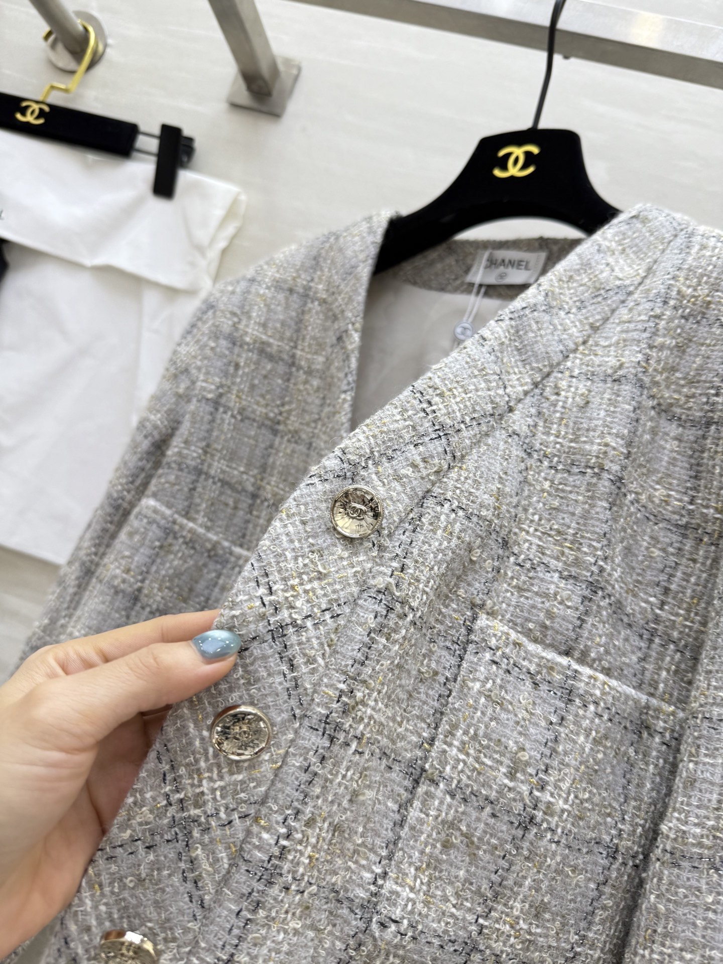 #Chane♡斜纹软呢外套 经典米灰色格纹 优雅复古气质满分 细节超精致 原版定制面料轻盈有质感 秋冬穿