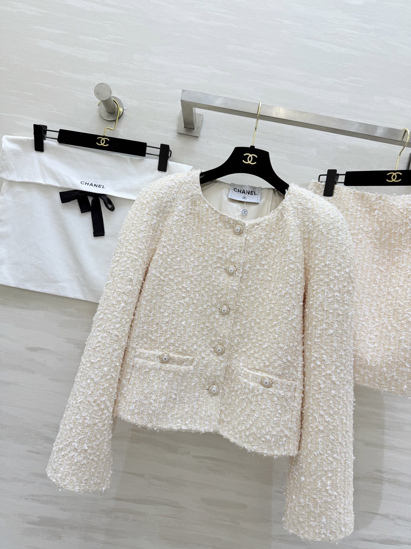 #Chane♡²⁶C 粗花呢套装 经典粗花呢材质柔软又挺括 开模定制纽扣点缀超精致 短款剪裁圆领设计 袖