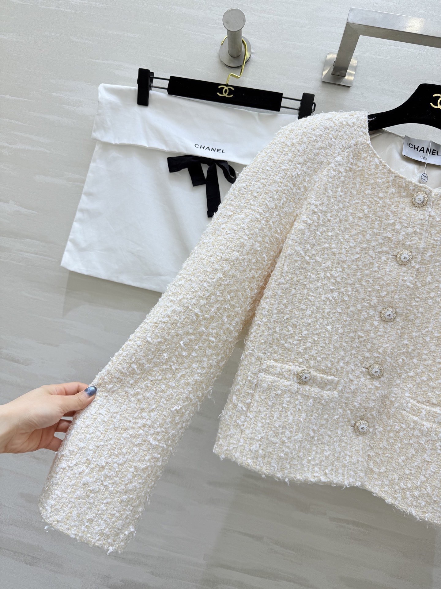 #Chane♡²⁶C 粗花呢套装 经典粗花呢材质柔软又挺括 开模定制纽扣点缀超精致 短款剪裁圆领设计 袖