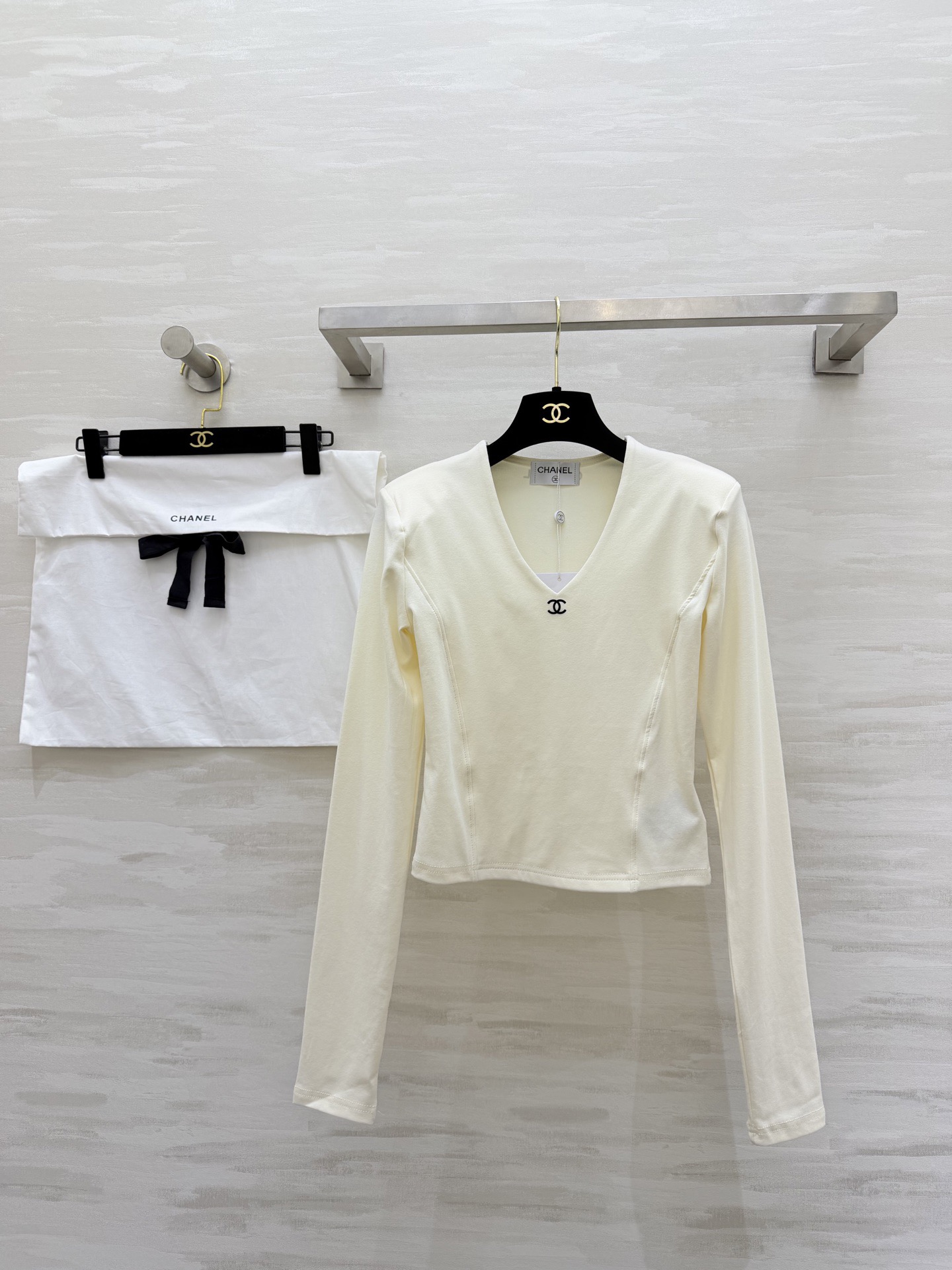 NO:737934,#Chane's popular style, brushed v-neck long-sleeved top, high quality customization, ready for sale, sizeS/M/L,,chanel,19860909#Chane爆款 拉毛v领长袖上衣 高品质定制 现货首发sizeS/M/L,,chanel,,Women's clothing